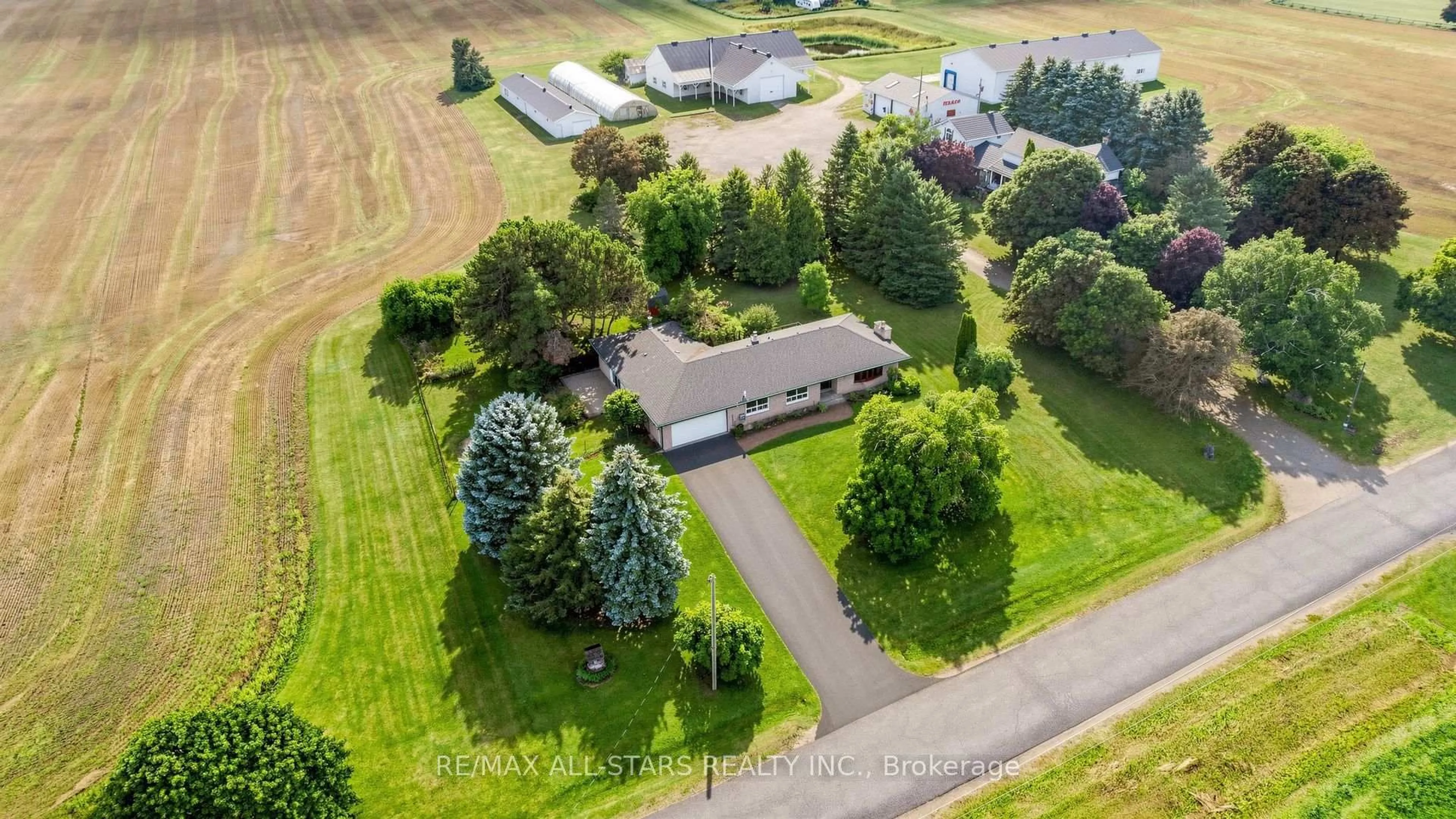A pic from outside/outdoor area/front of a property/back of a property/a pic from drone, unknown for 10450 5th Concession, Uxbridge Ontario L9P 1R1