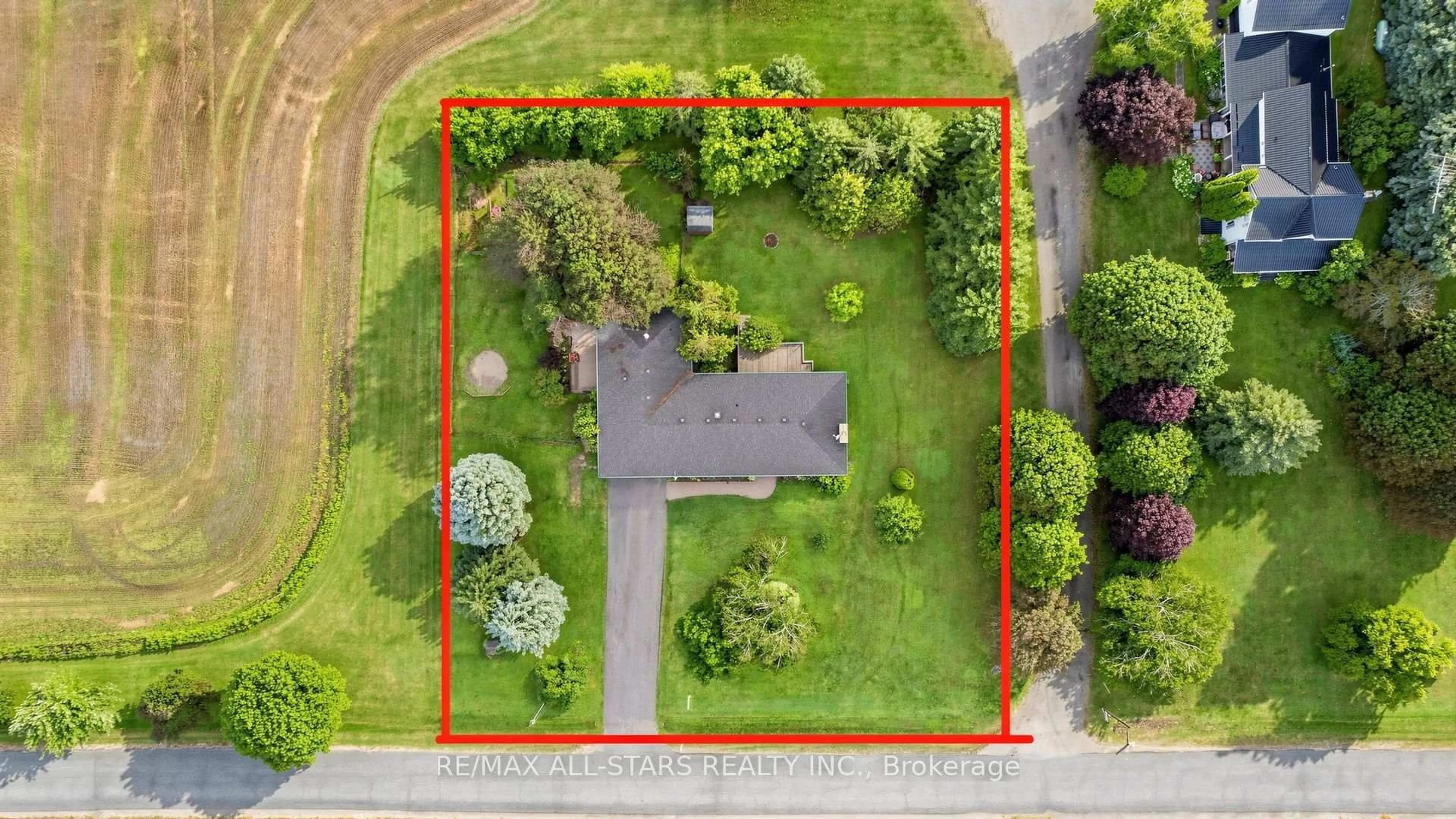 A pic from outside/outdoor area/front of a property/back of a property/a pic from drone, street for 10450 5th Concession, Uxbridge Ontario L9P 1R1