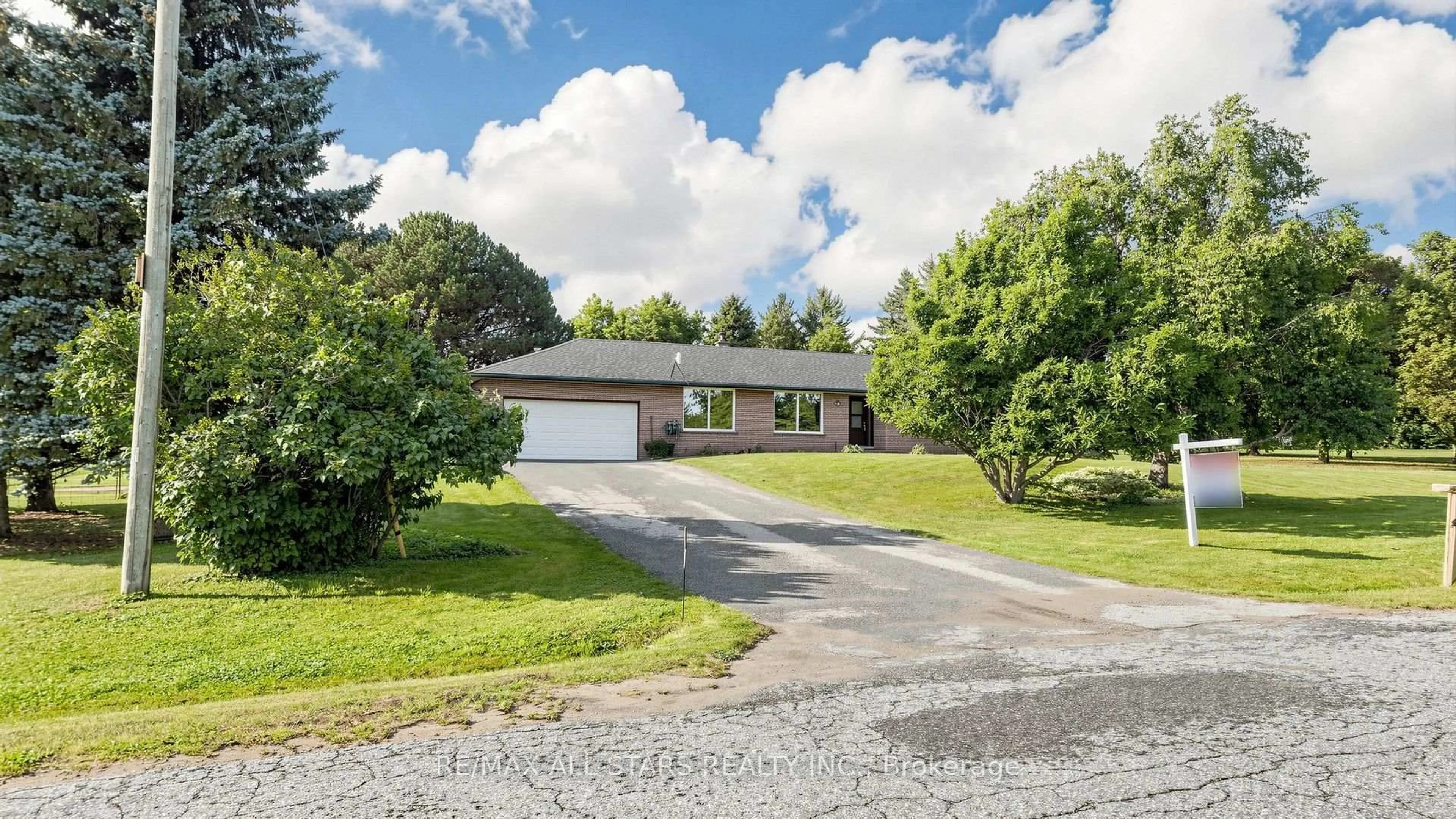 A pic from outside/outdoor area/front of a property/back of a property/a pic from drone, unknown for 10450 5th Concession, Uxbridge Ontario L9P 1R1