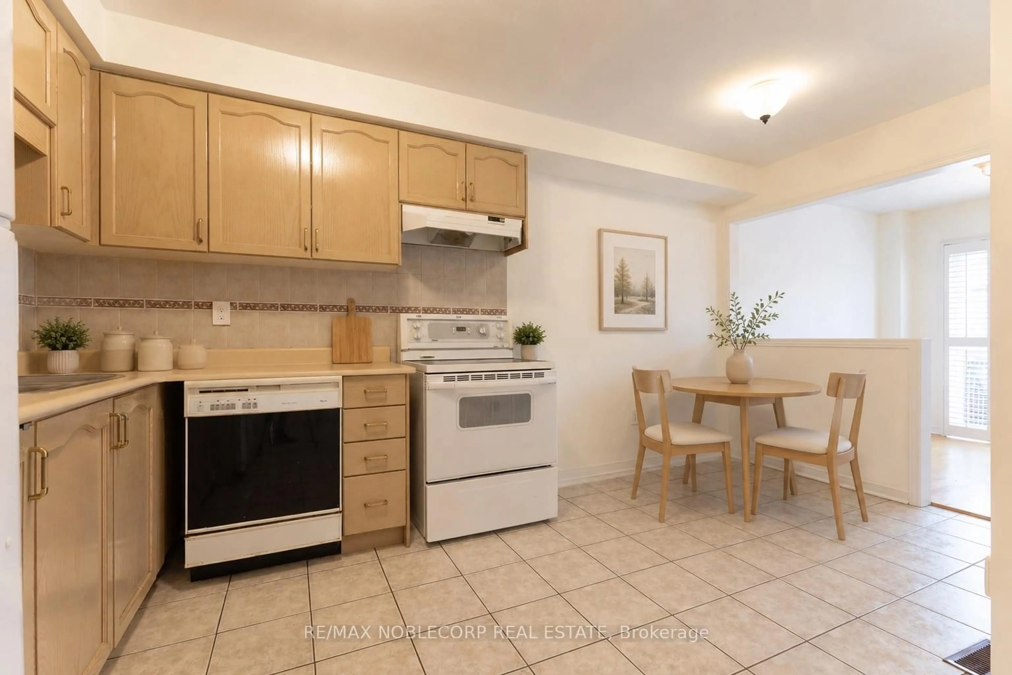 Standard kitchen, unknown for 28 Opera Pl, Vaughan Ontario L4L 8Y8