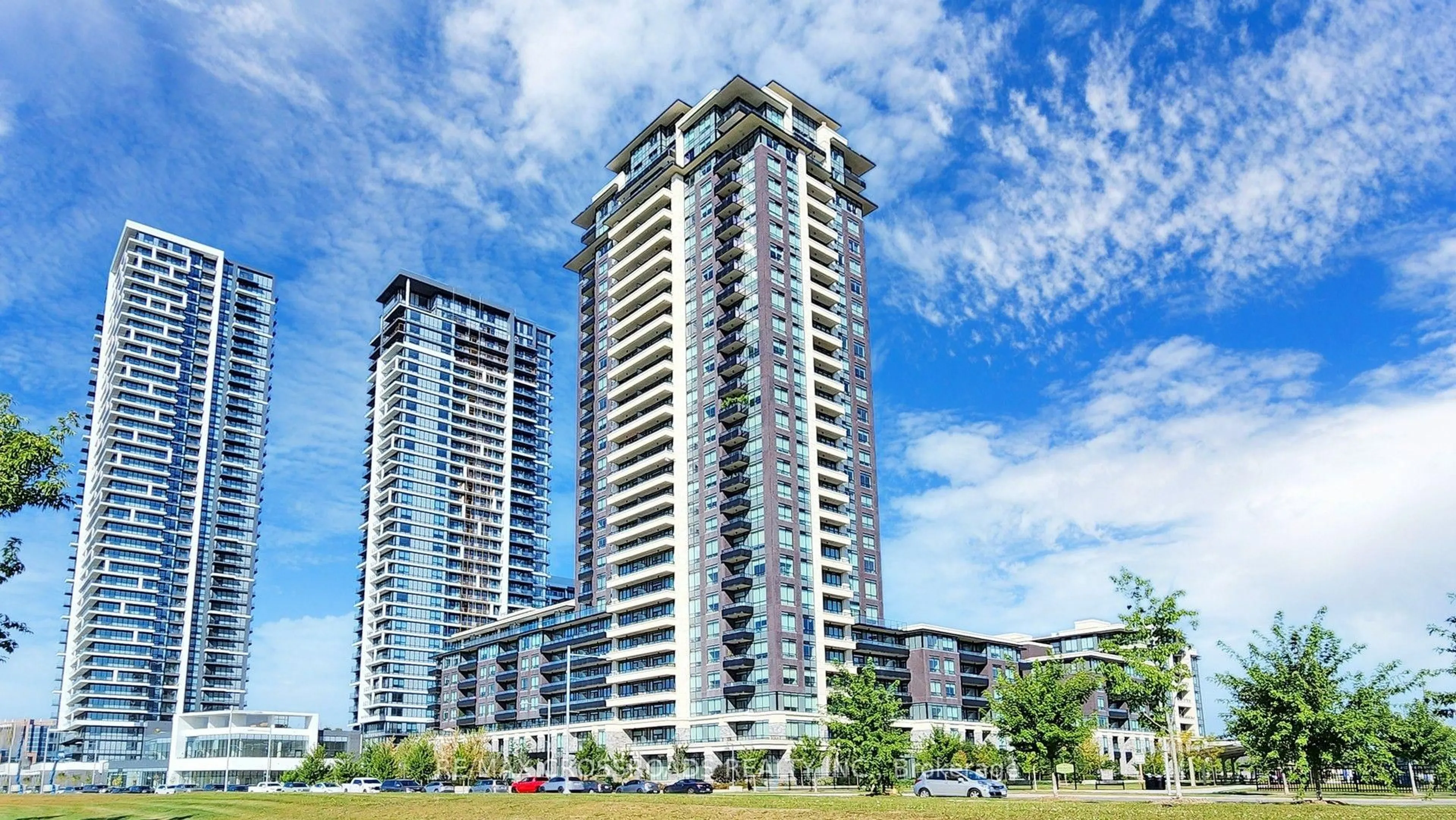 A pic from outside/outdoor area/front of a property/back of a property/a pic from drone, building for 15 Water Walk Dr #335, Markham Ontario L6G 0G2