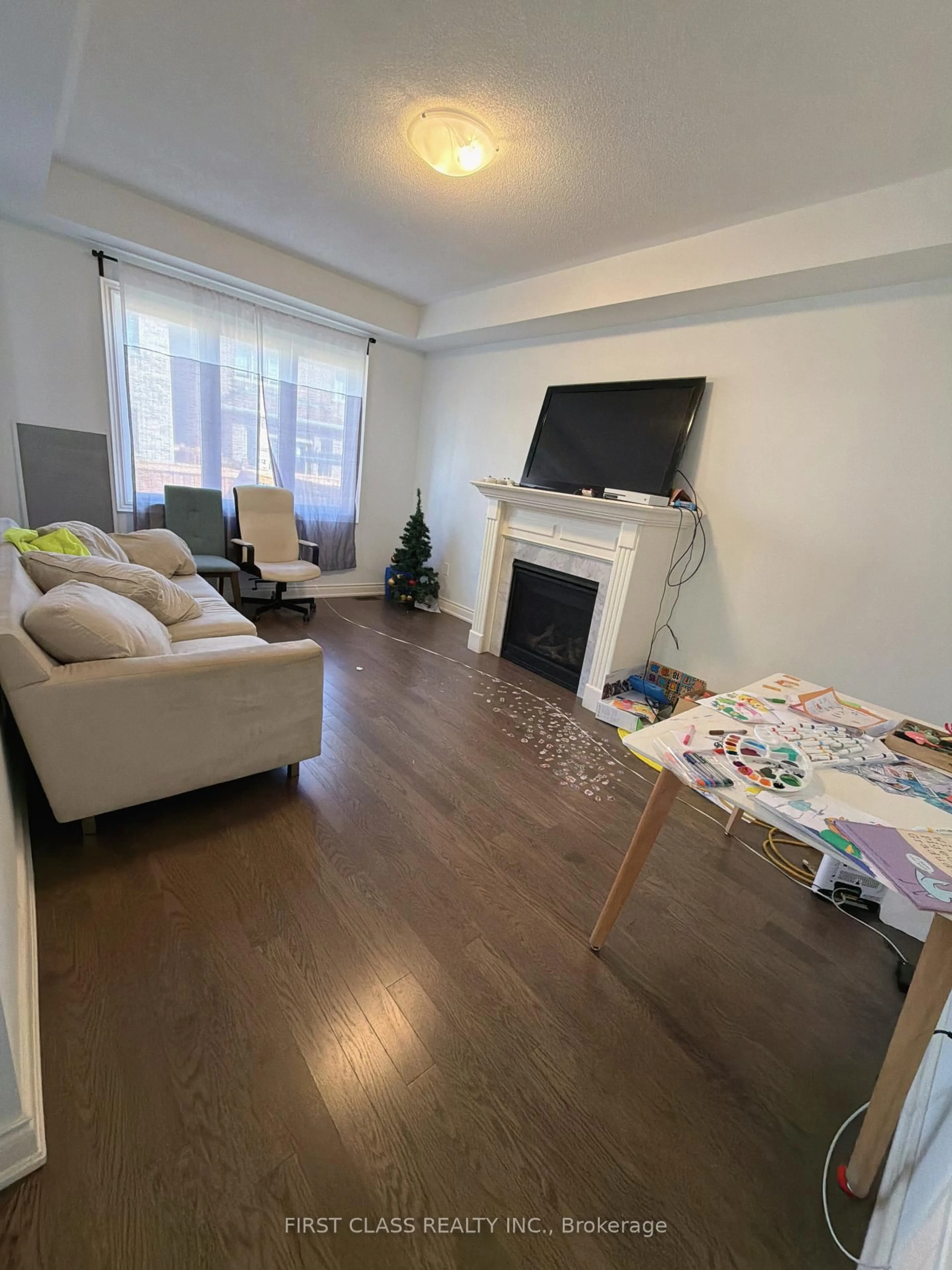 Living room with furniture, wood/laminate floor for 325 Boundary Blvd, Whitchurch-Stouffville Ontario L4A 5E2