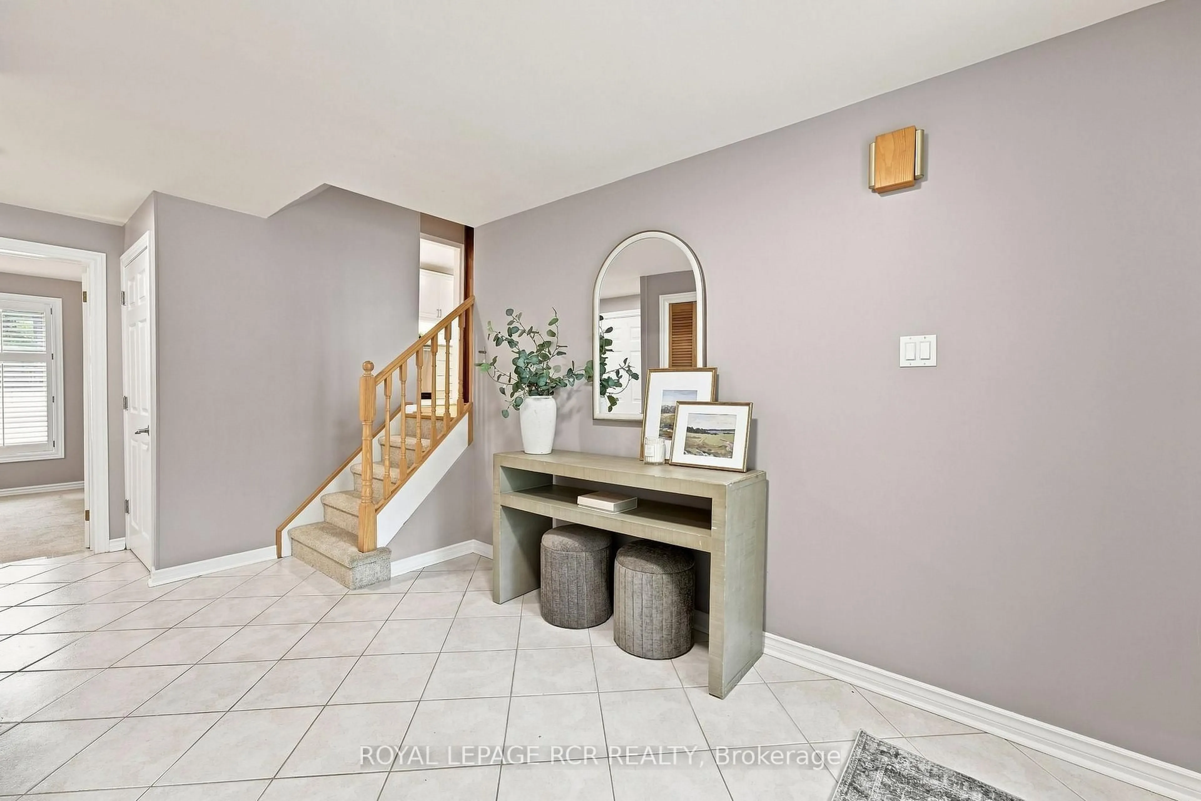 Indoor entryway for 101 Hill Dr, Aurora Ontario L4G 3A9
