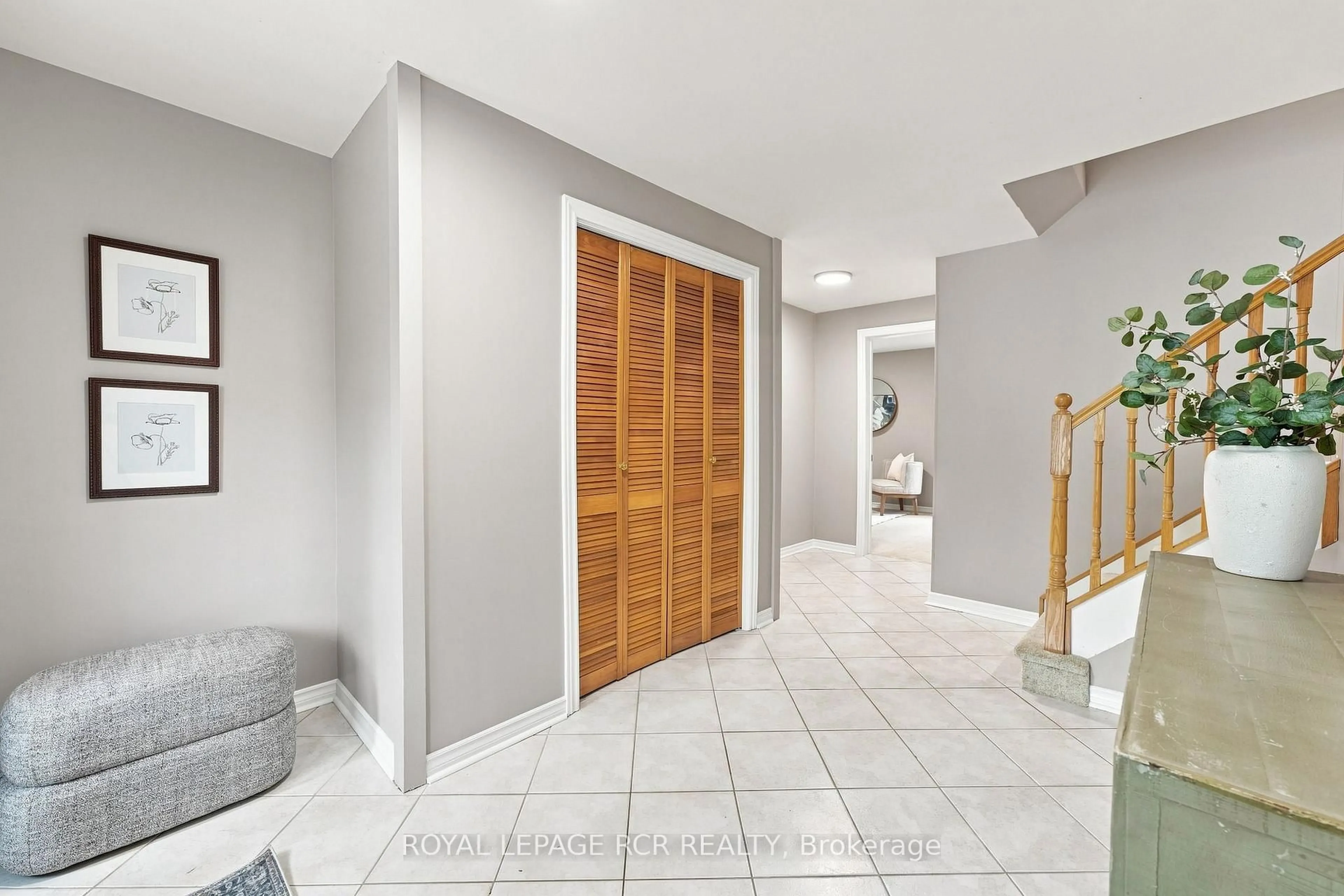 Indoor entryway for 101 Hill Dr, Aurora Ontario L4G 3A9