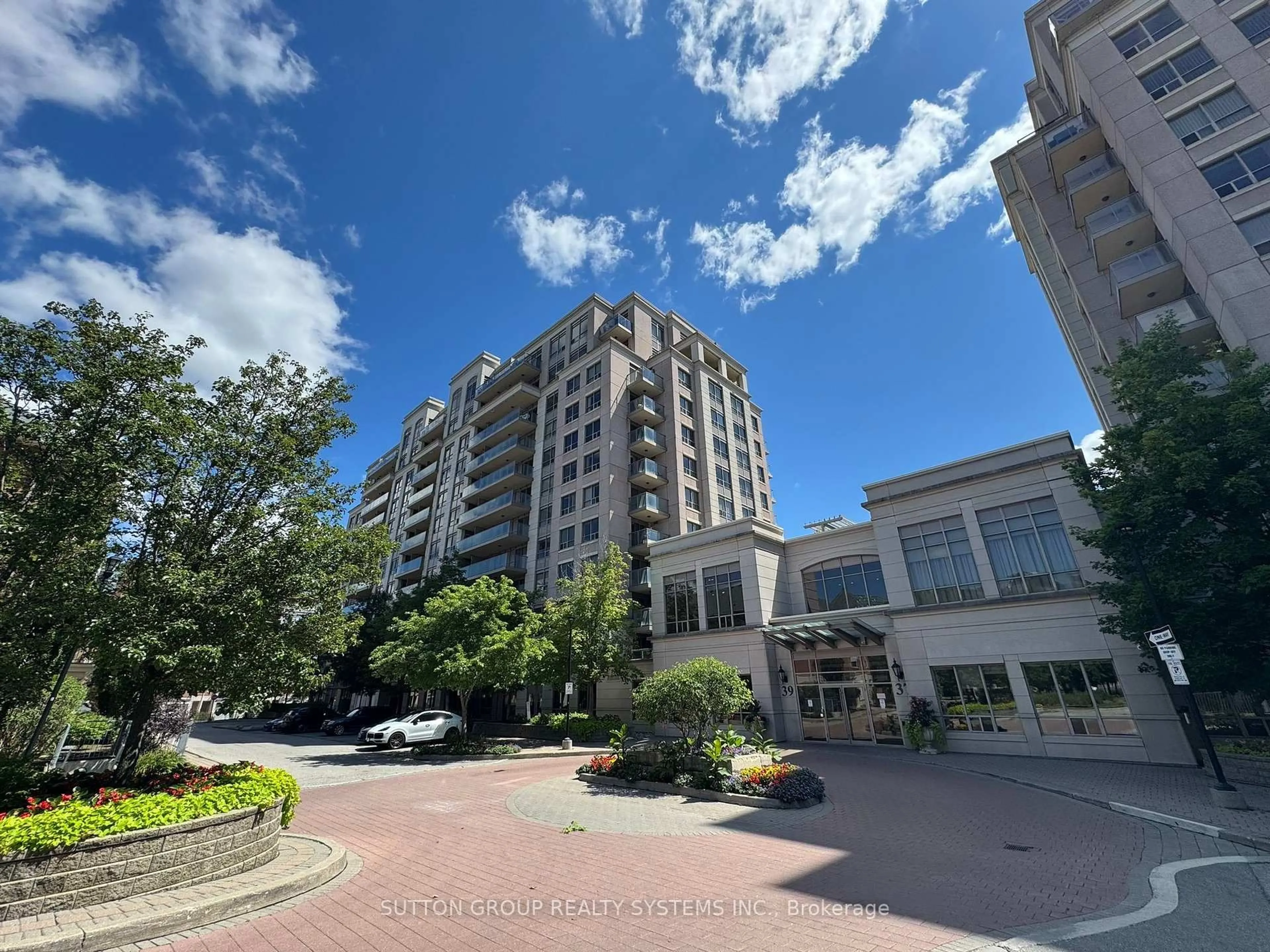 A pic from outside/outdoor area/front of a property/back of a property/a pic from drone, building for 39 Galleria Pkwy #LPH5, Markham Ontario L3T 0A6
