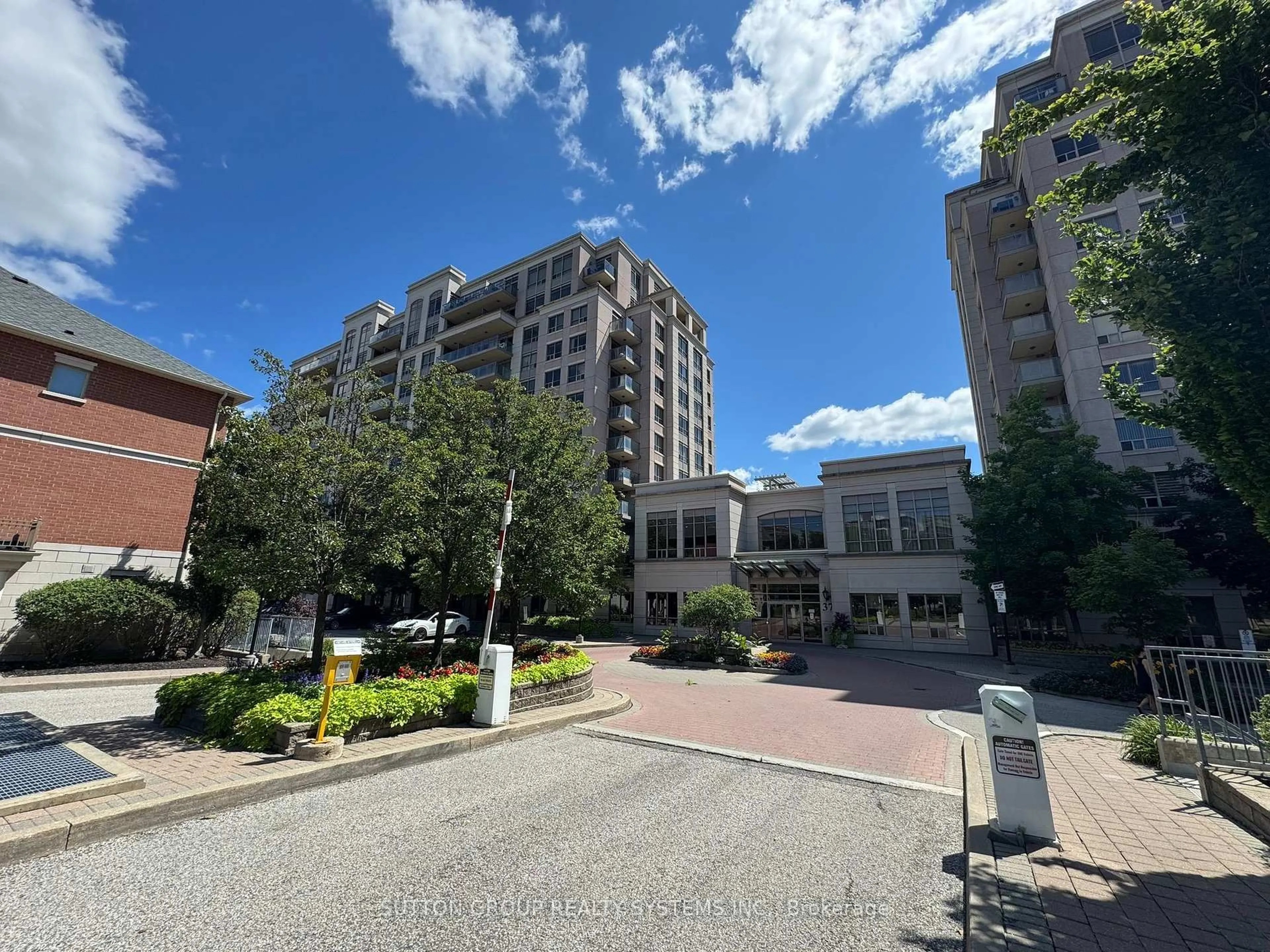 A pic from outside/outdoor area/front of a property/back of a property/a pic from drone, street for 39 Galleria Pkwy #LPH5, Markham Ontario L3T 0A6