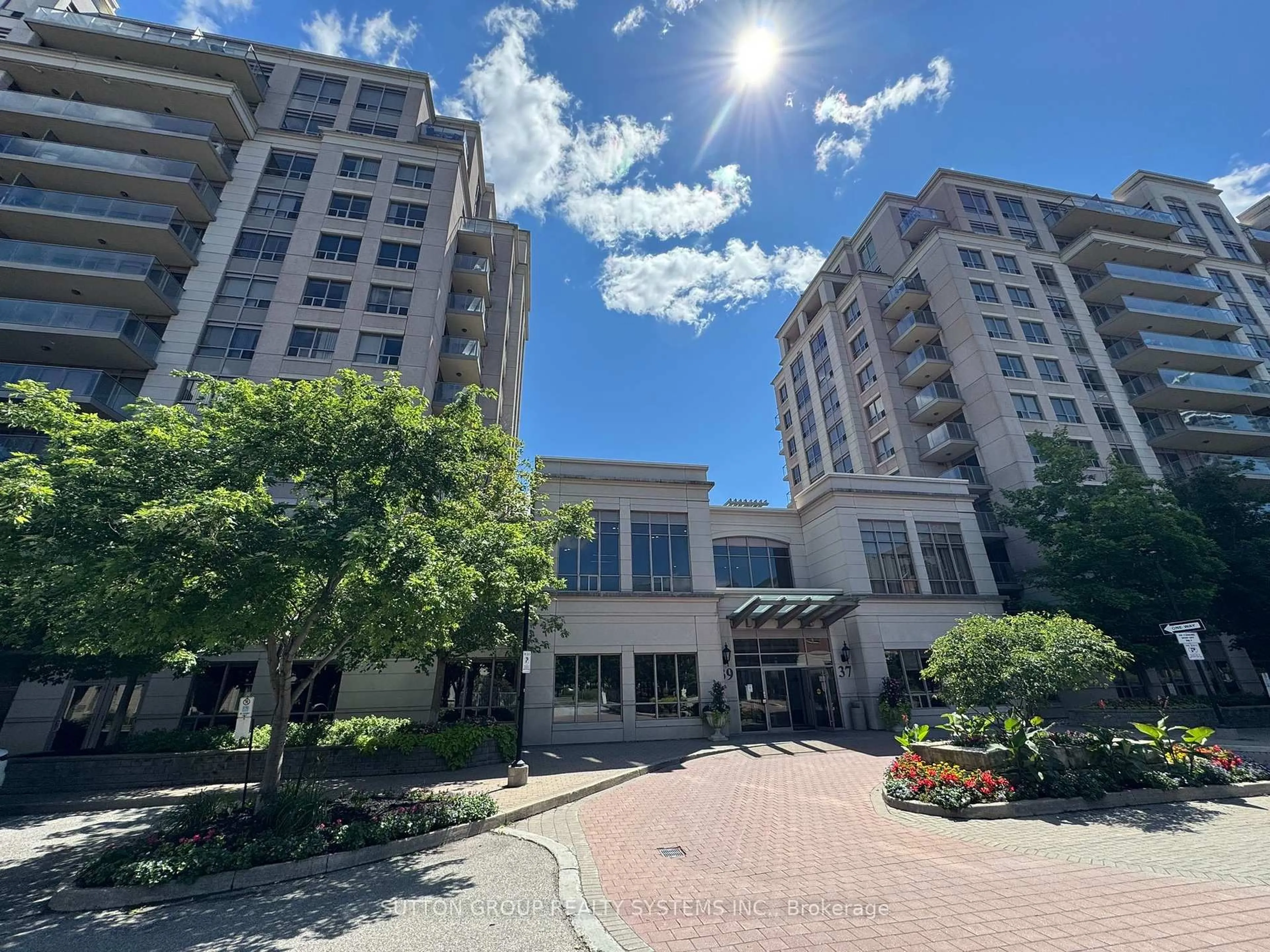A pic from outside/outdoor area/front of a property/back of a property/a pic from drone, unknown for 39 Galleria Pkwy #LPH5, Markham Ontario L3T 0A6