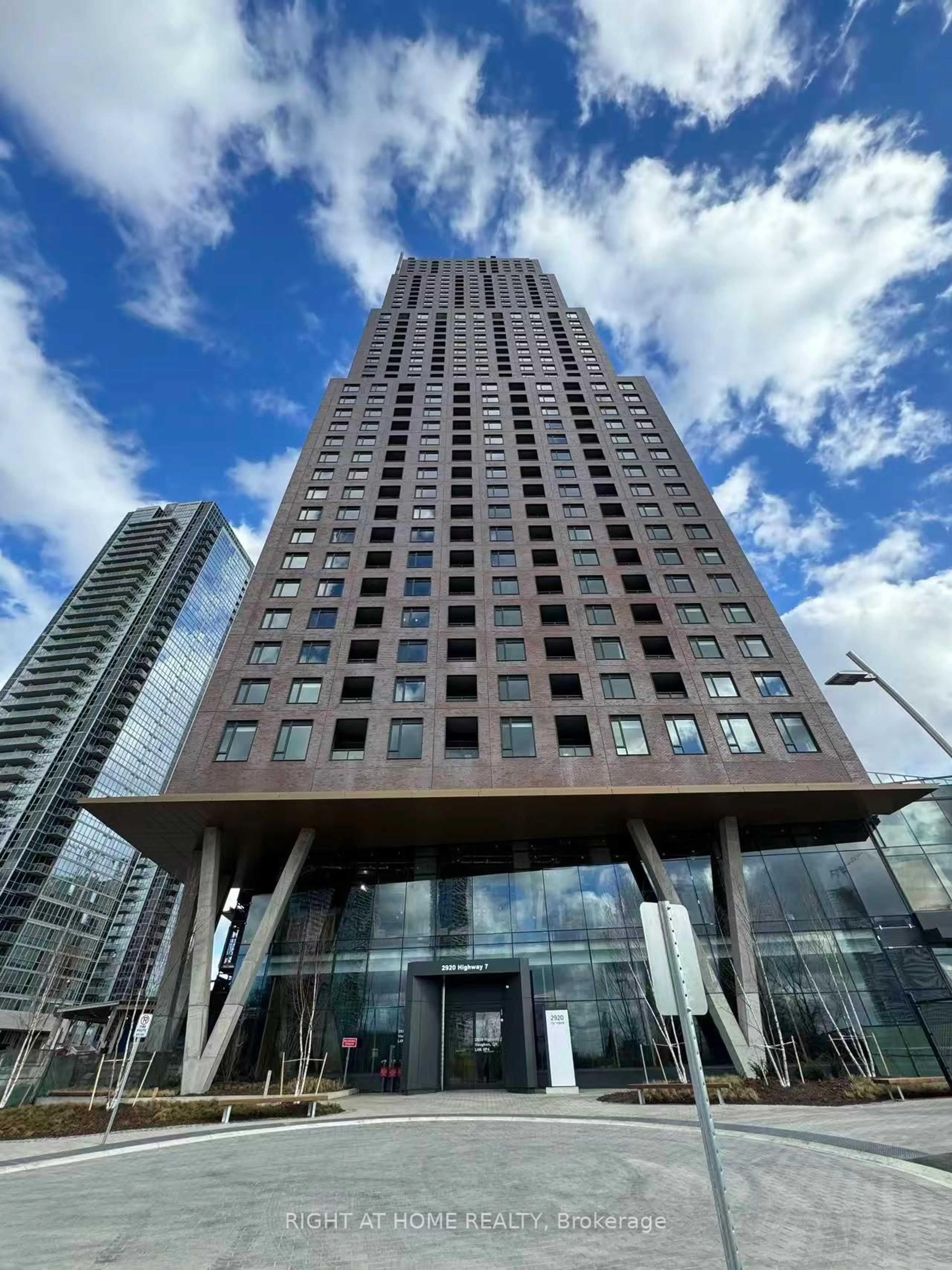 Indoor foyer for 2920 HIGHWAY 7 #1606, Vaughan Ontario L4K 0P4