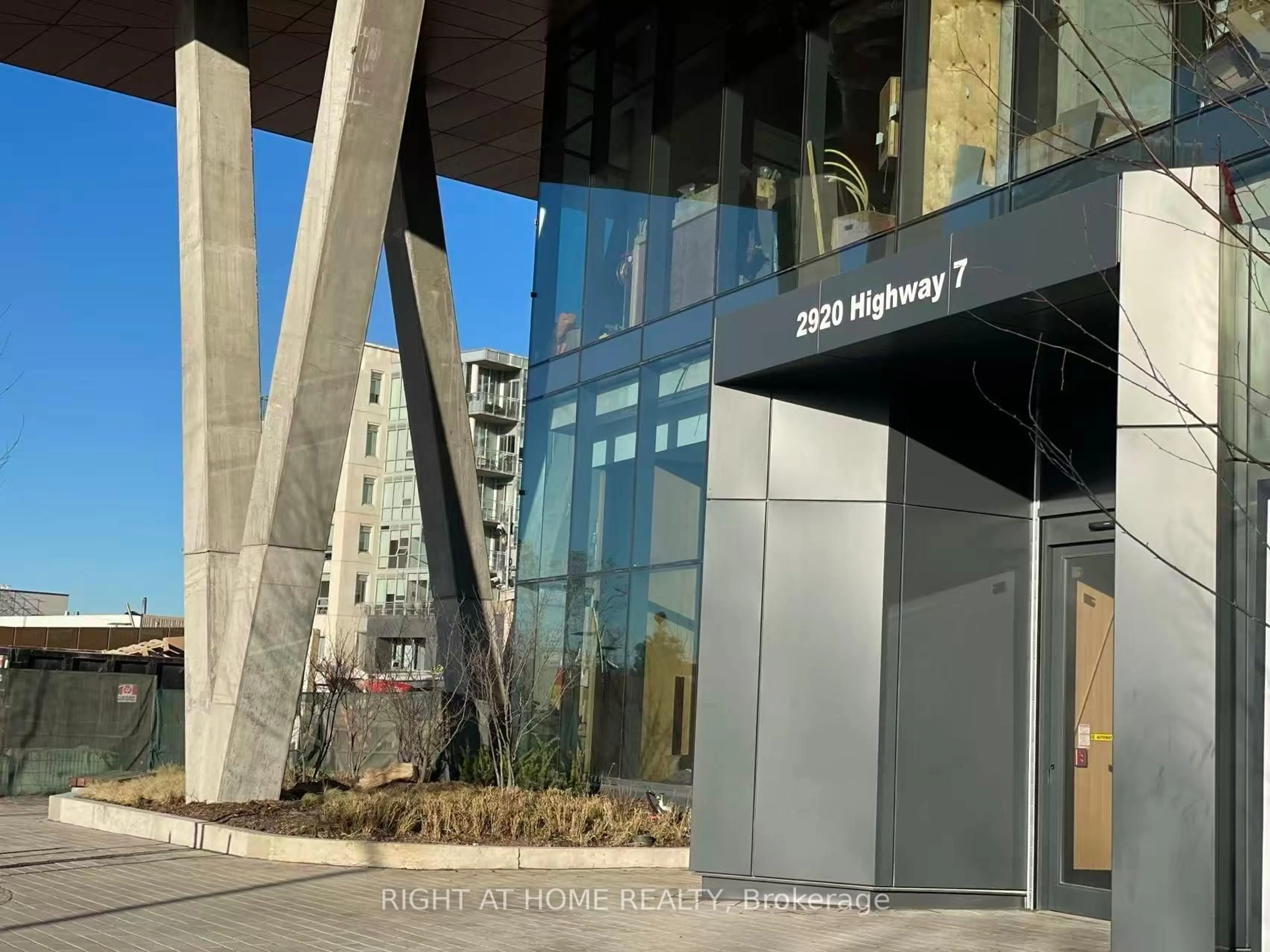 Indoor foyer for 2920 HIGHWAY 7 #1606, Vaughan Ontario L4K 0P4