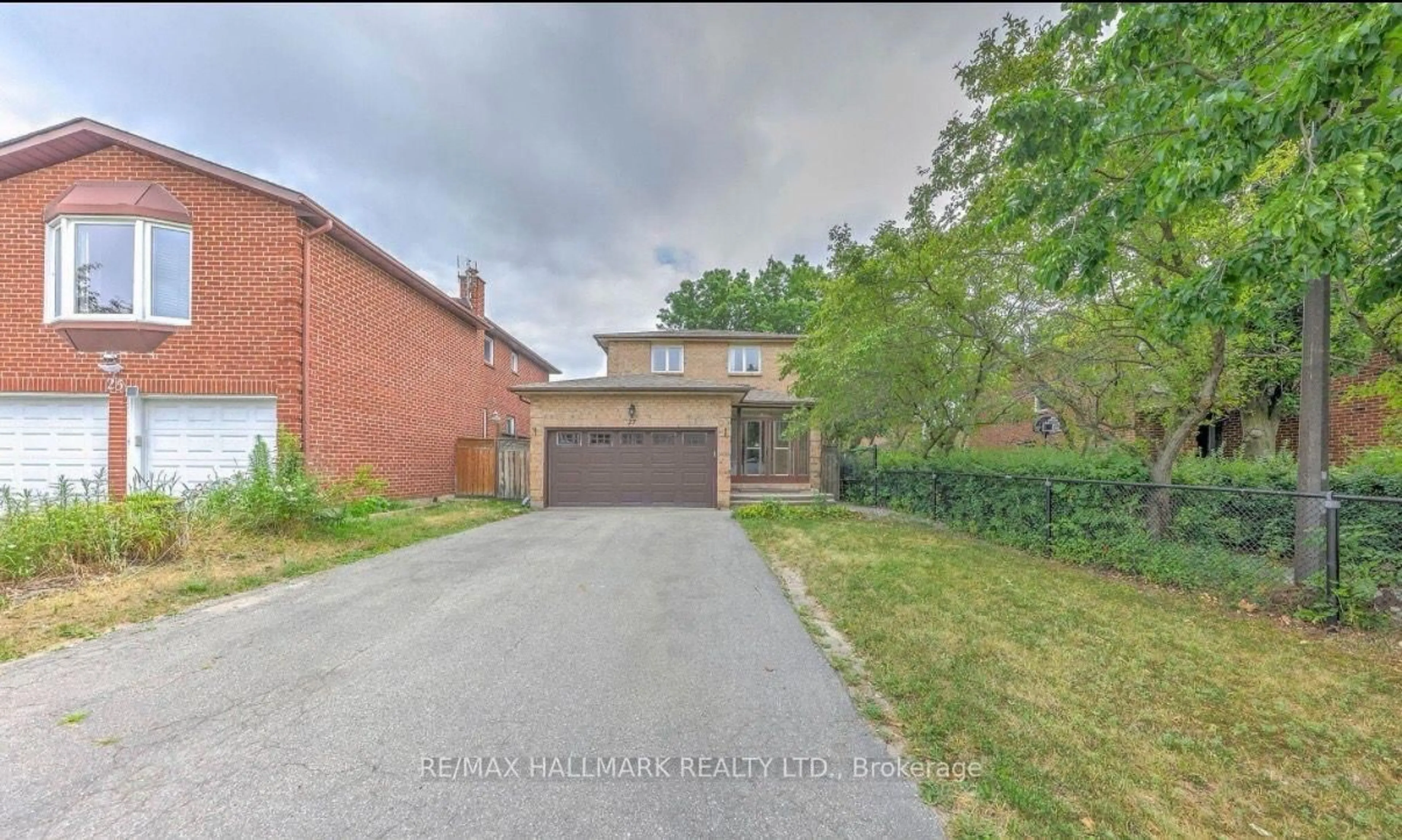A pic from outside/outdoor area/front of a property/back of a property/a pic from drone, street for 27 Pugsley Ave, Richmond Hill Ontario L4C 8V2