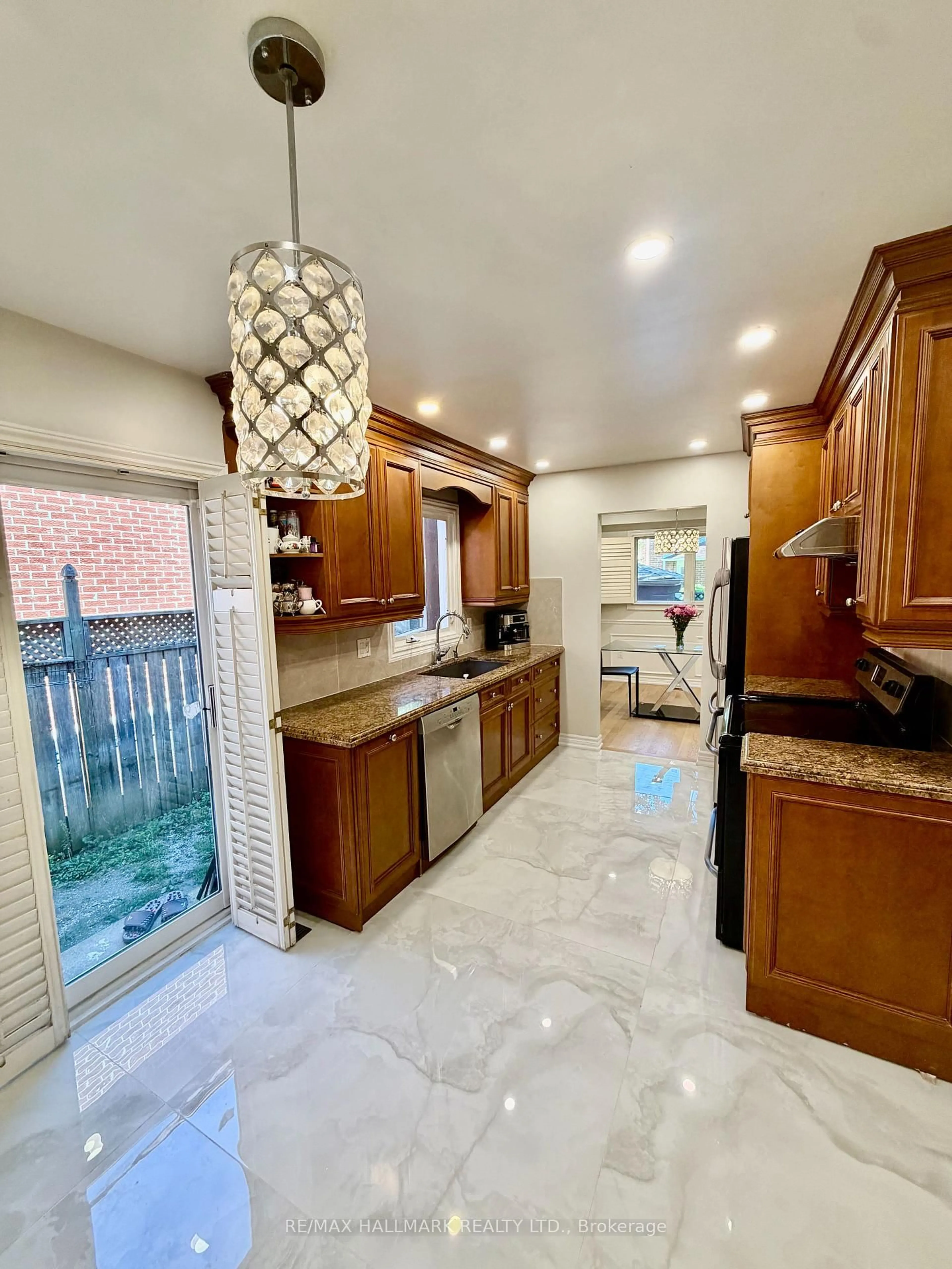 Open concept kitchen, ceramic/tile floor for 27 Pugsley Ave, Richmond Hill Ontario L4C 8V2