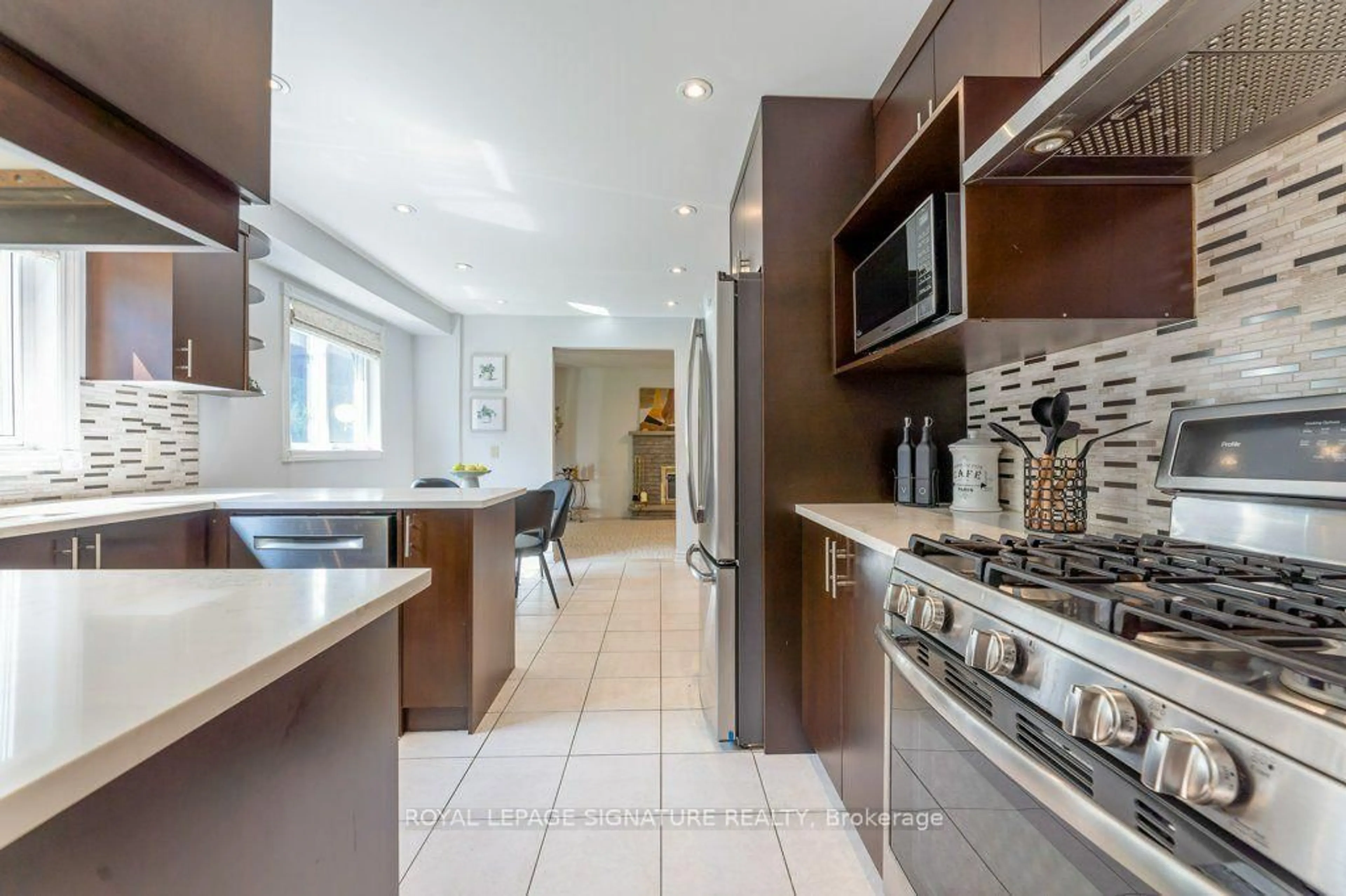 Contemporary kitchen, ceramic/tile floor for 25 Stiver Crt, Markham Ontario L3R 2R1