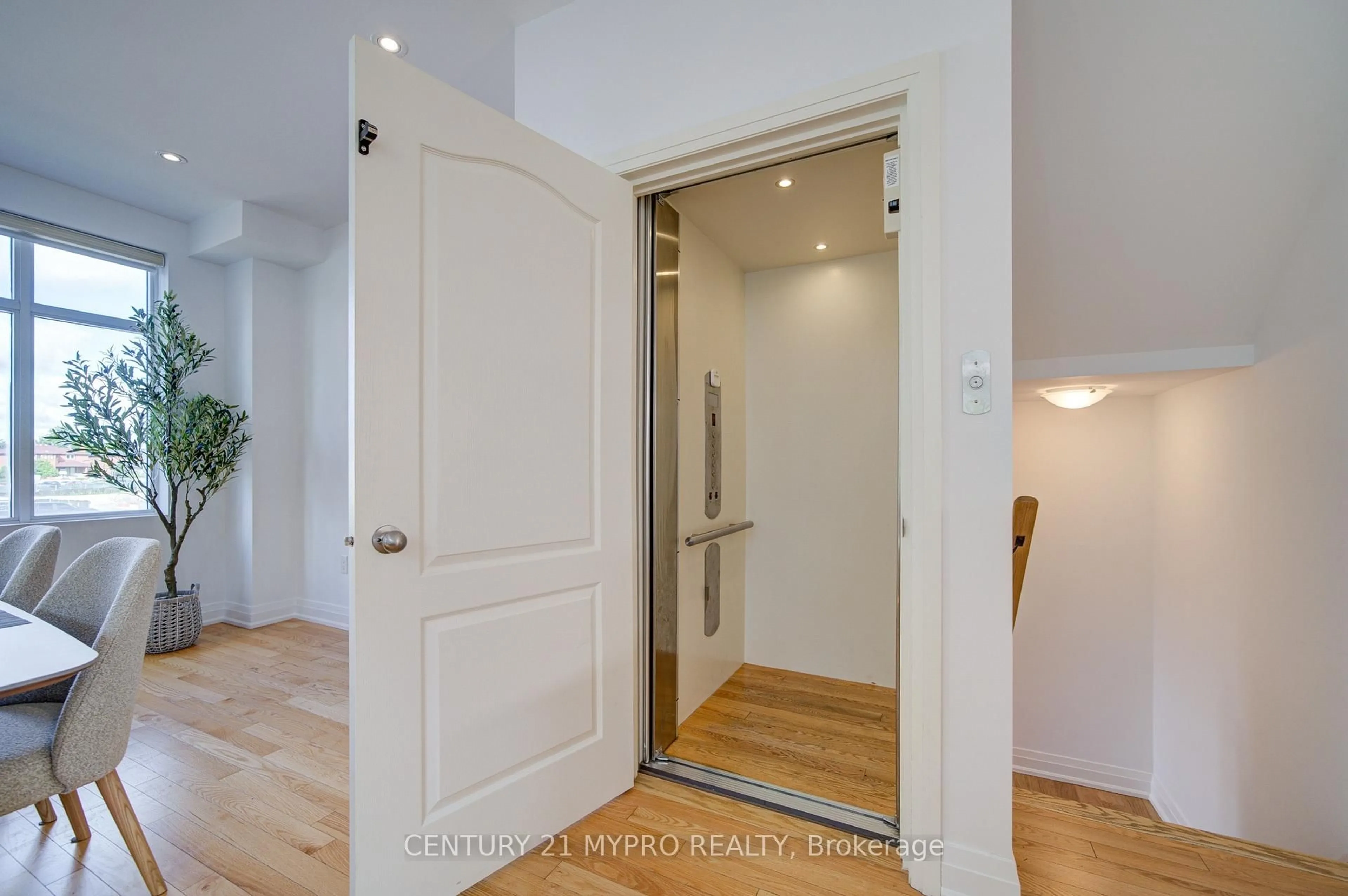 Indoor entryway for 40 Teasel Way, Markham Ontario L3R 9S3