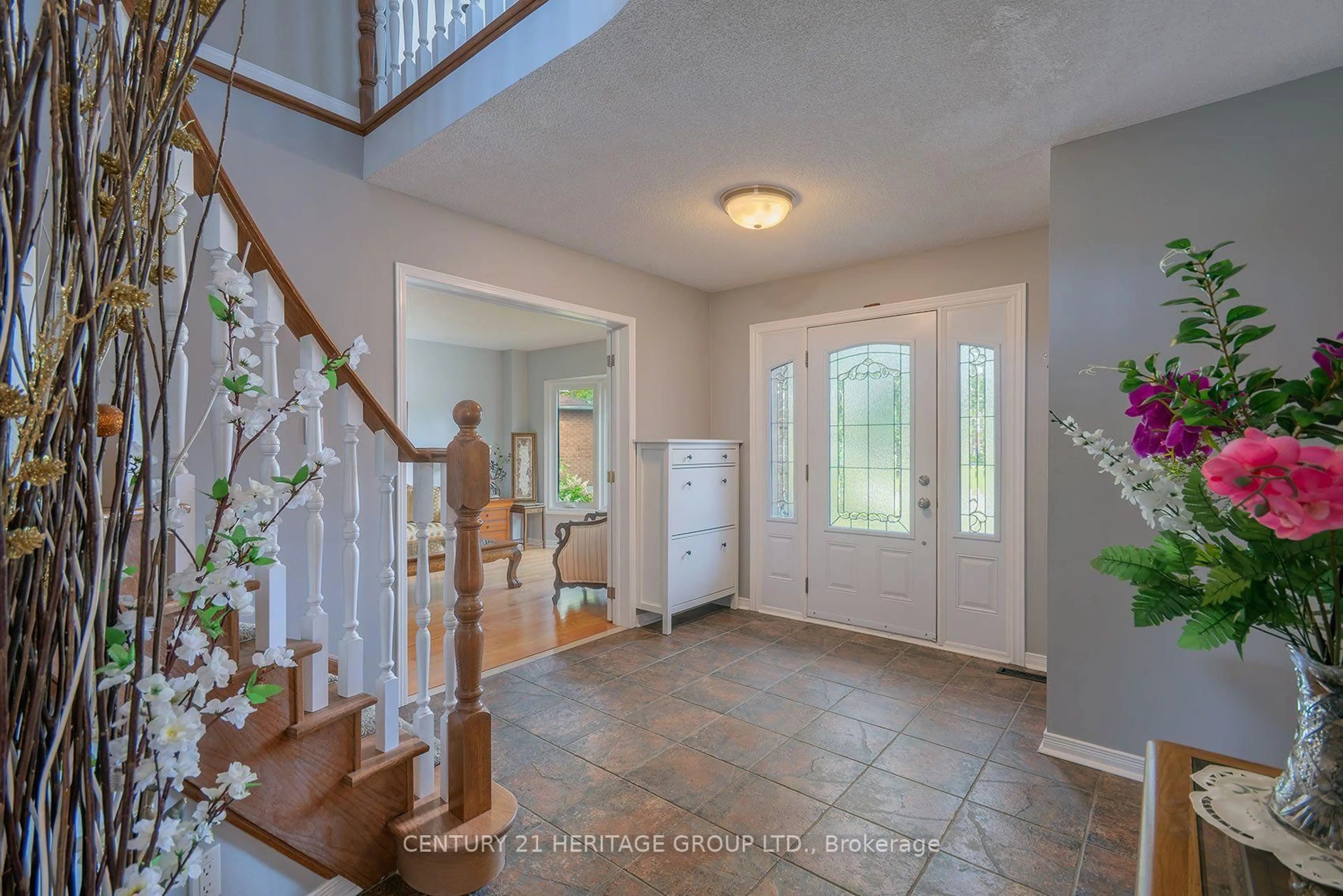 Indoor entryway for 55 Chartwell Cres, Georgina Ontario L4P 3N8