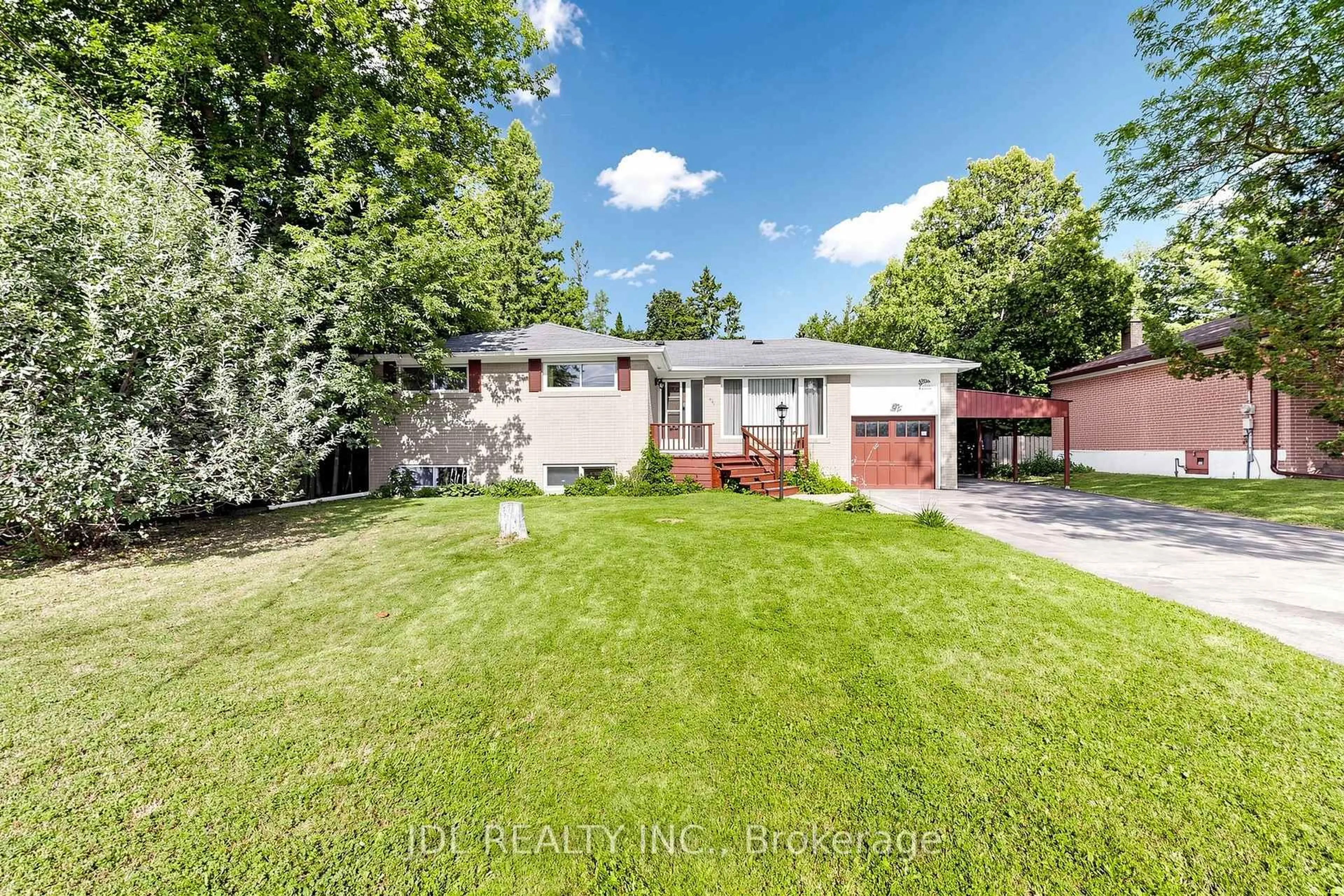 A pic from outside/outdoor area/front of a property/back of a property/a pic from drone, street for 105 Park Ave, Newmarket Ontario L3Y 1T6