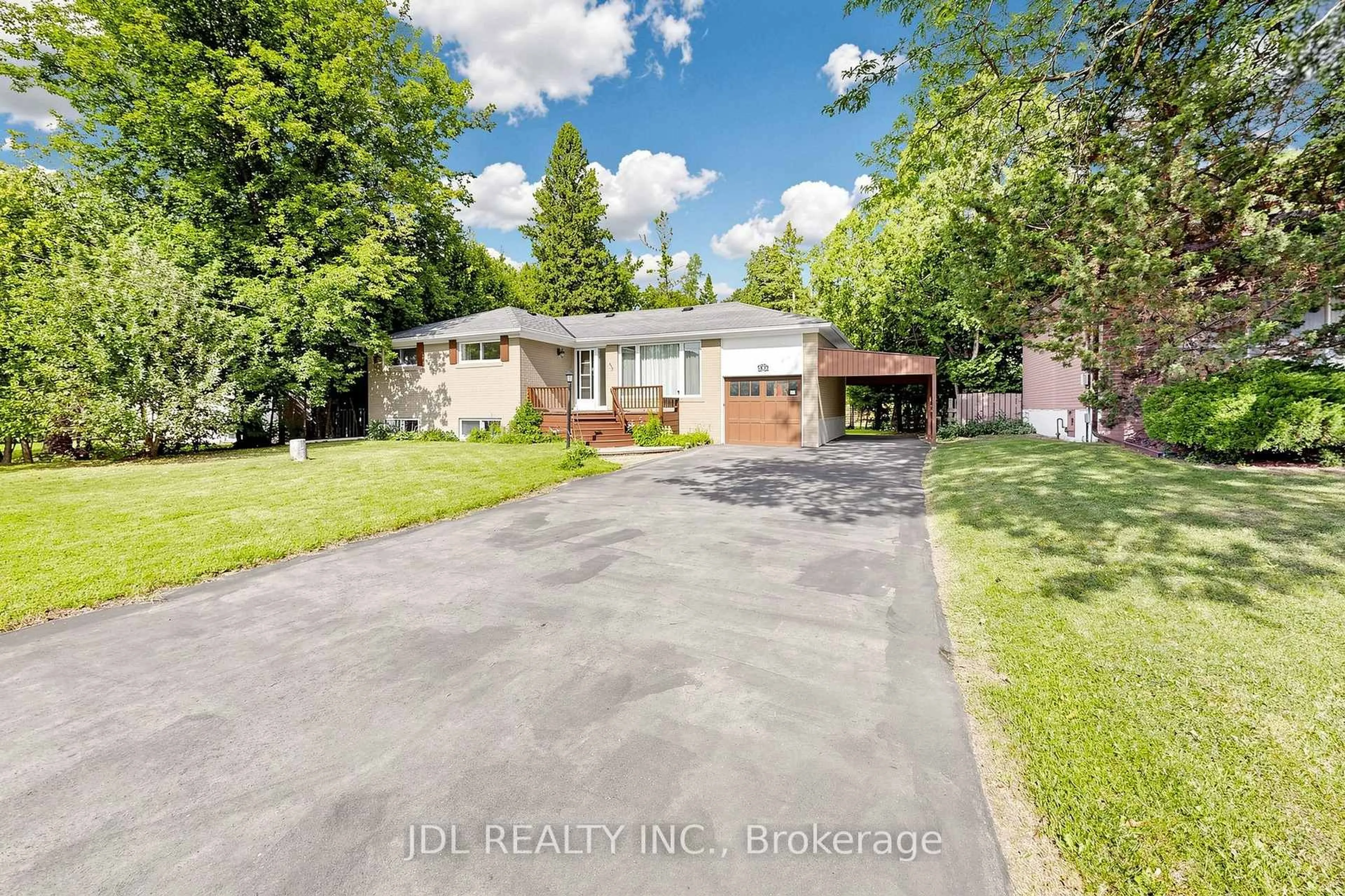 A pic from outside/outdoor area/front of a property/back of a property/a pic from drone, street for 105 Park Ave, Newmarket Ontario L3Y 1T6