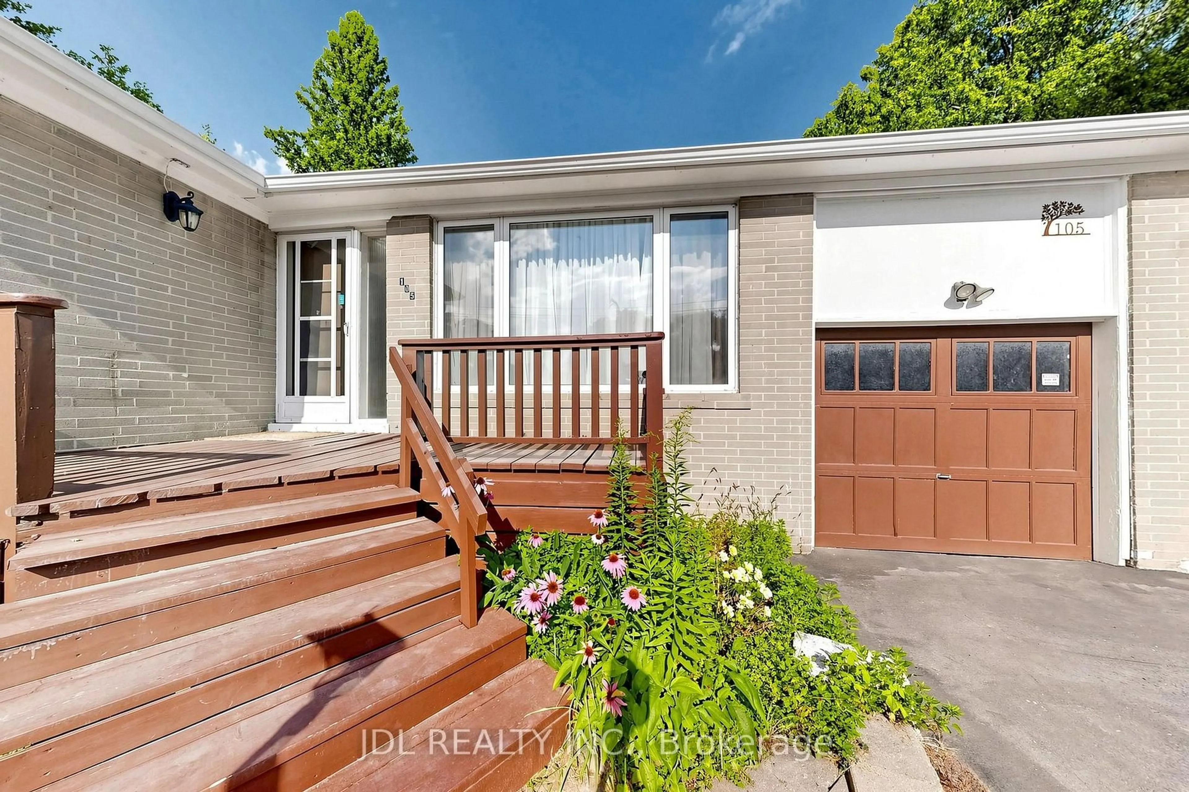 Home with vinyl exterior material, street for 105 Park Ave, Newmarket Ontario L3Y 1T6