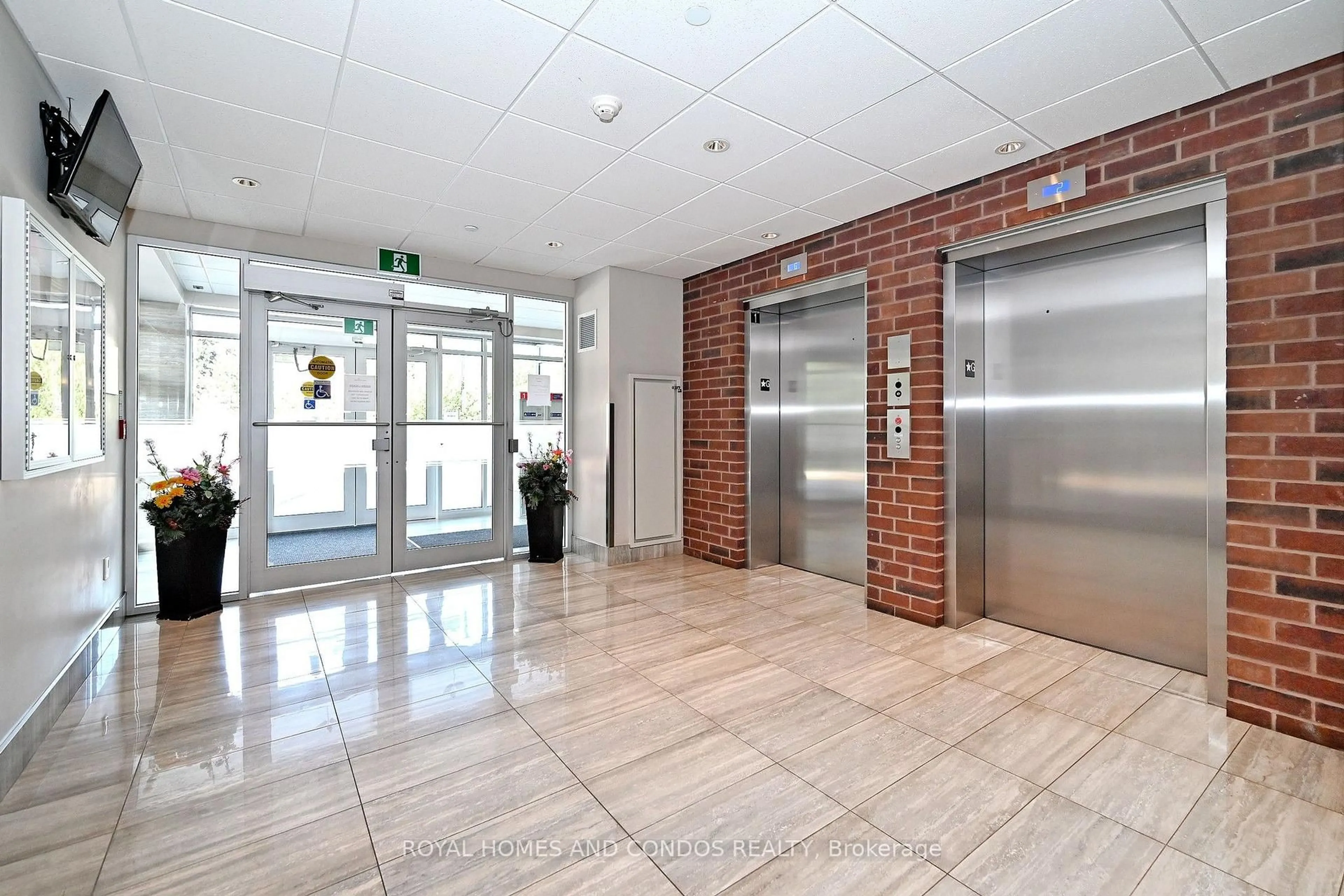 Indoor foyer for 7768 Kennedy Rd #203, Markham Ontario L3R 5K1