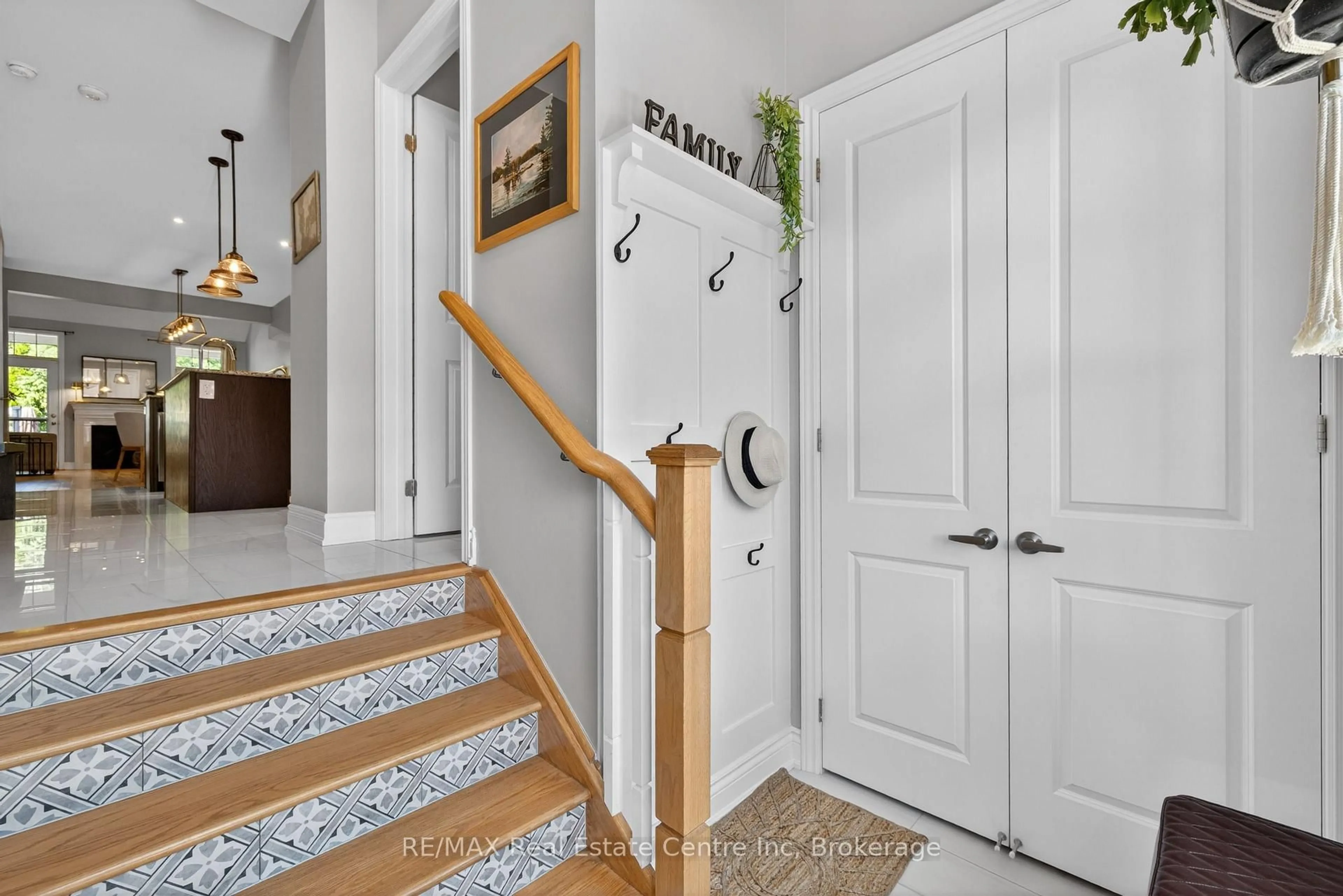 Indoor entryway for 42 Courting House Pl, Georgina Ontario L0E 1L0