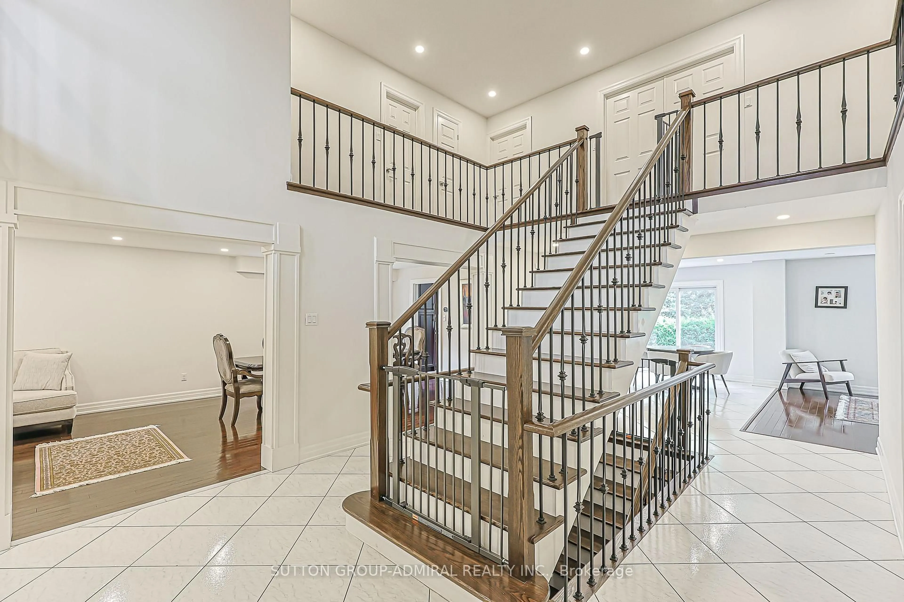 Indoor foyer for 62 Pickett Cres, Richmond Hill Ontario L4C 9L3