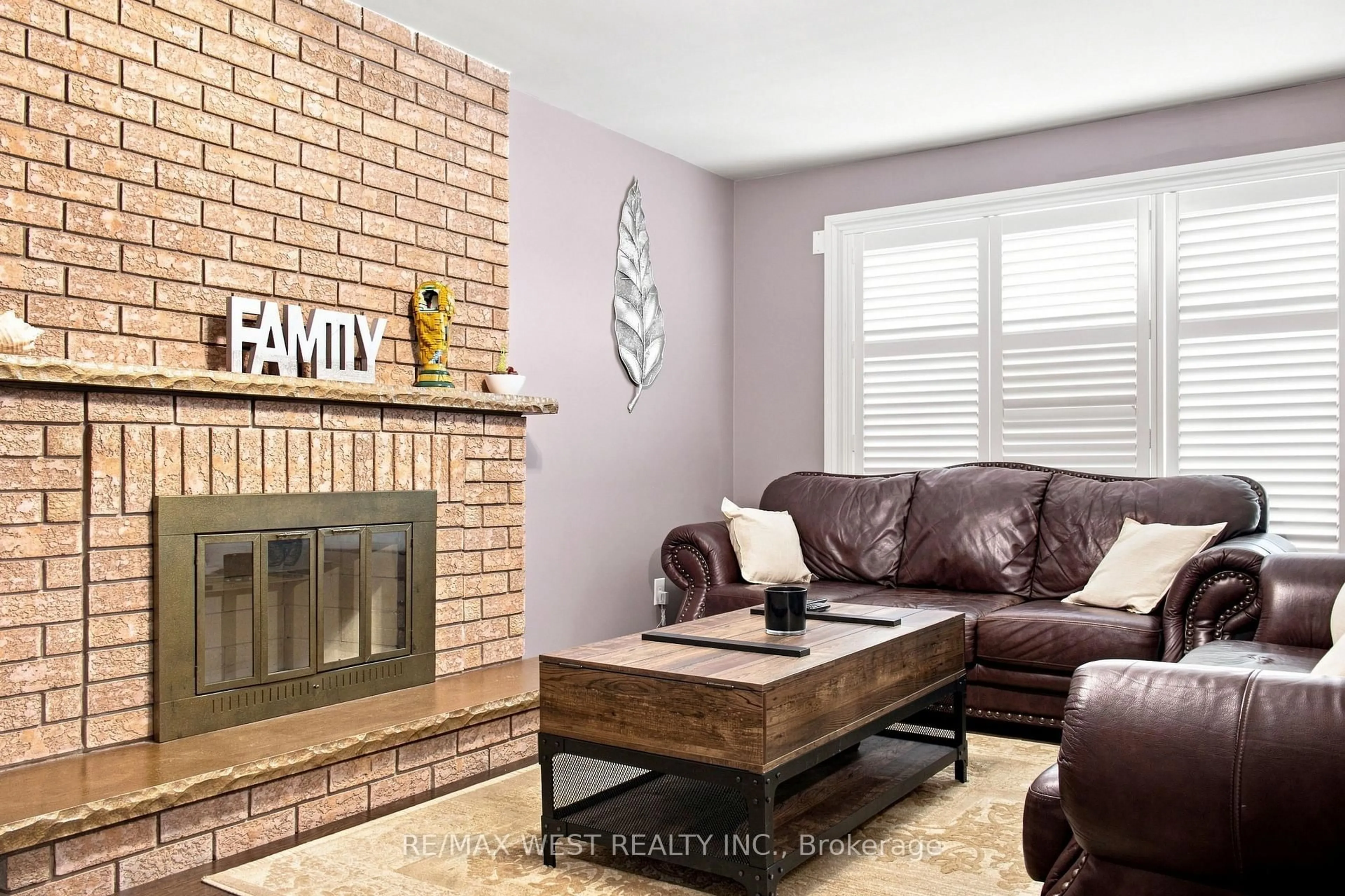 Living room with furniture, unknown for 414 Belview Ave, Vaughan Ontario L4L 7T5