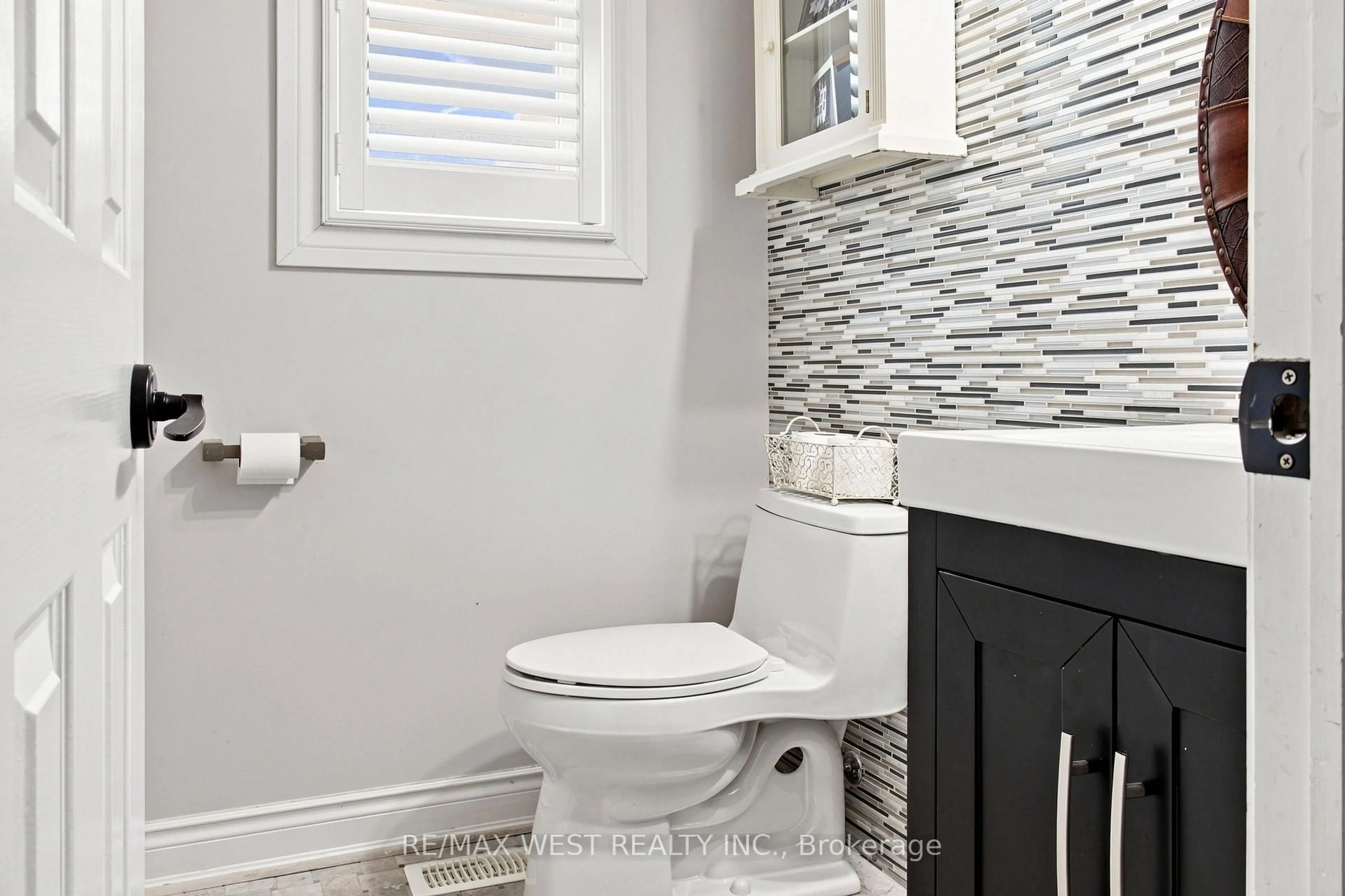 Contemporary bathroom, ceramic/tile floor for 414 Belview Ave, Vaughan Ontario L4L 7T5