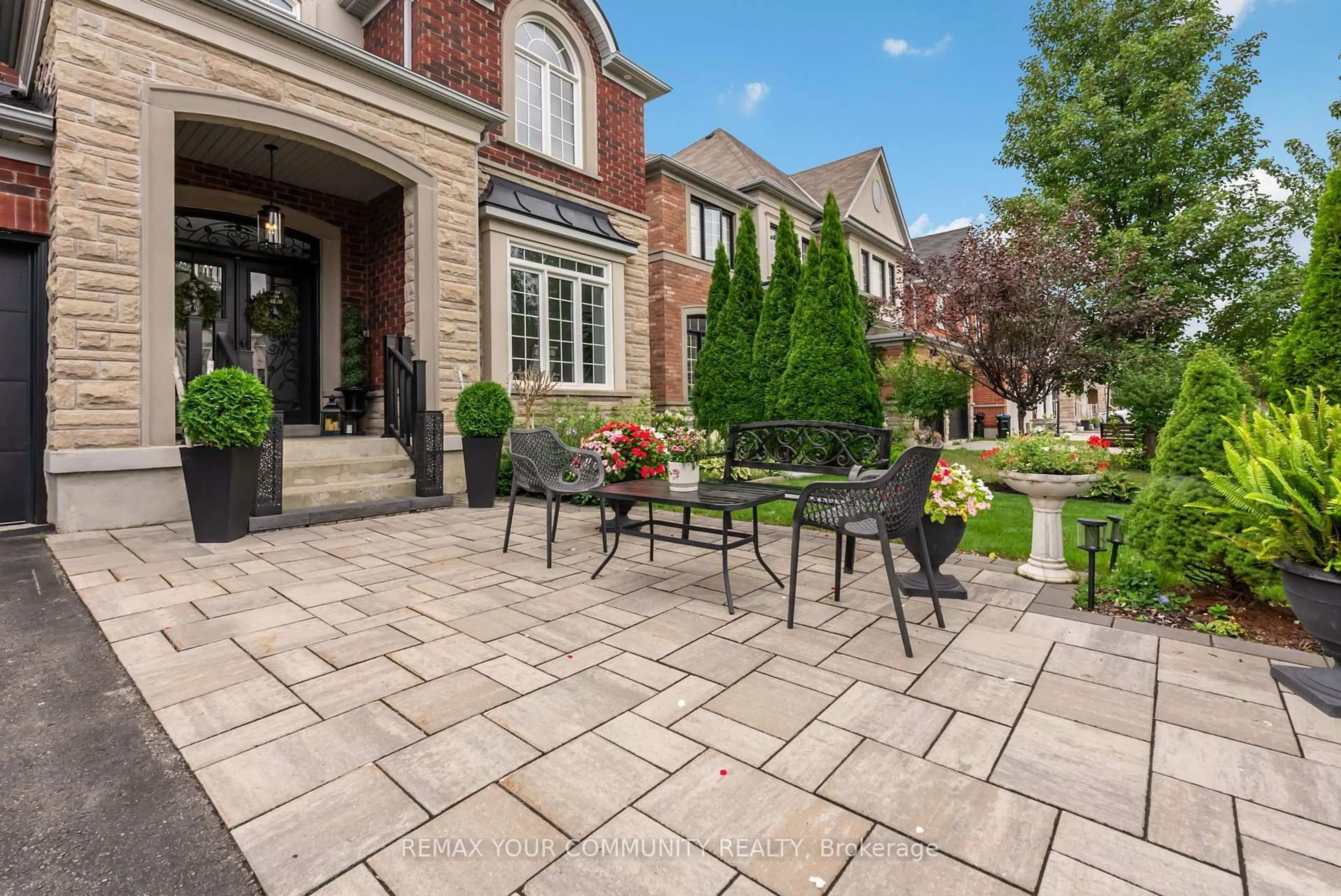 Patio, street for 176 Tigertail Cres, Bradford West Gwillimbury Ontario L3Z 0M4