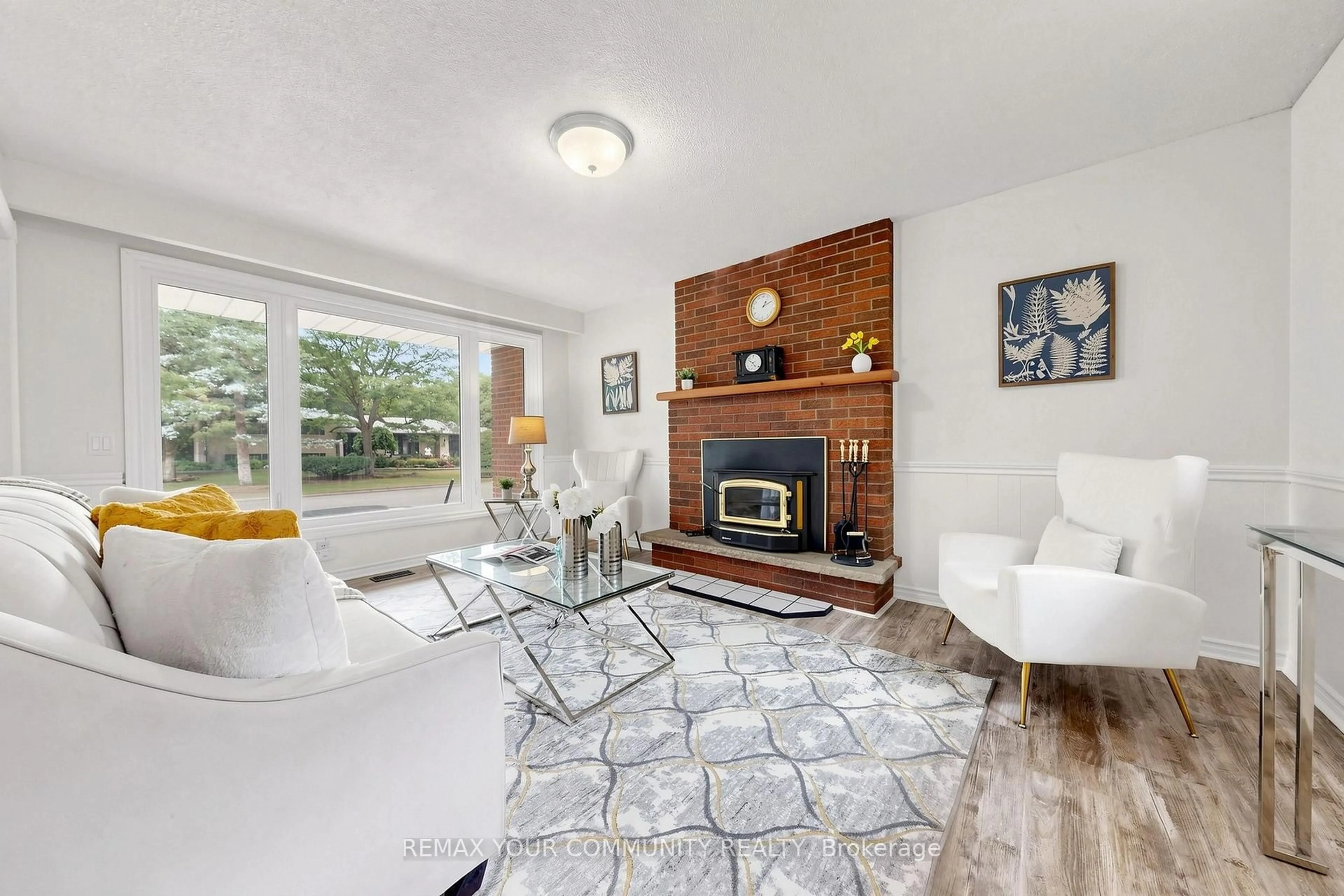 Living room with furniture, unknown for 16 Ramsay St, East Gwillimbury Ontario L9N 1G4