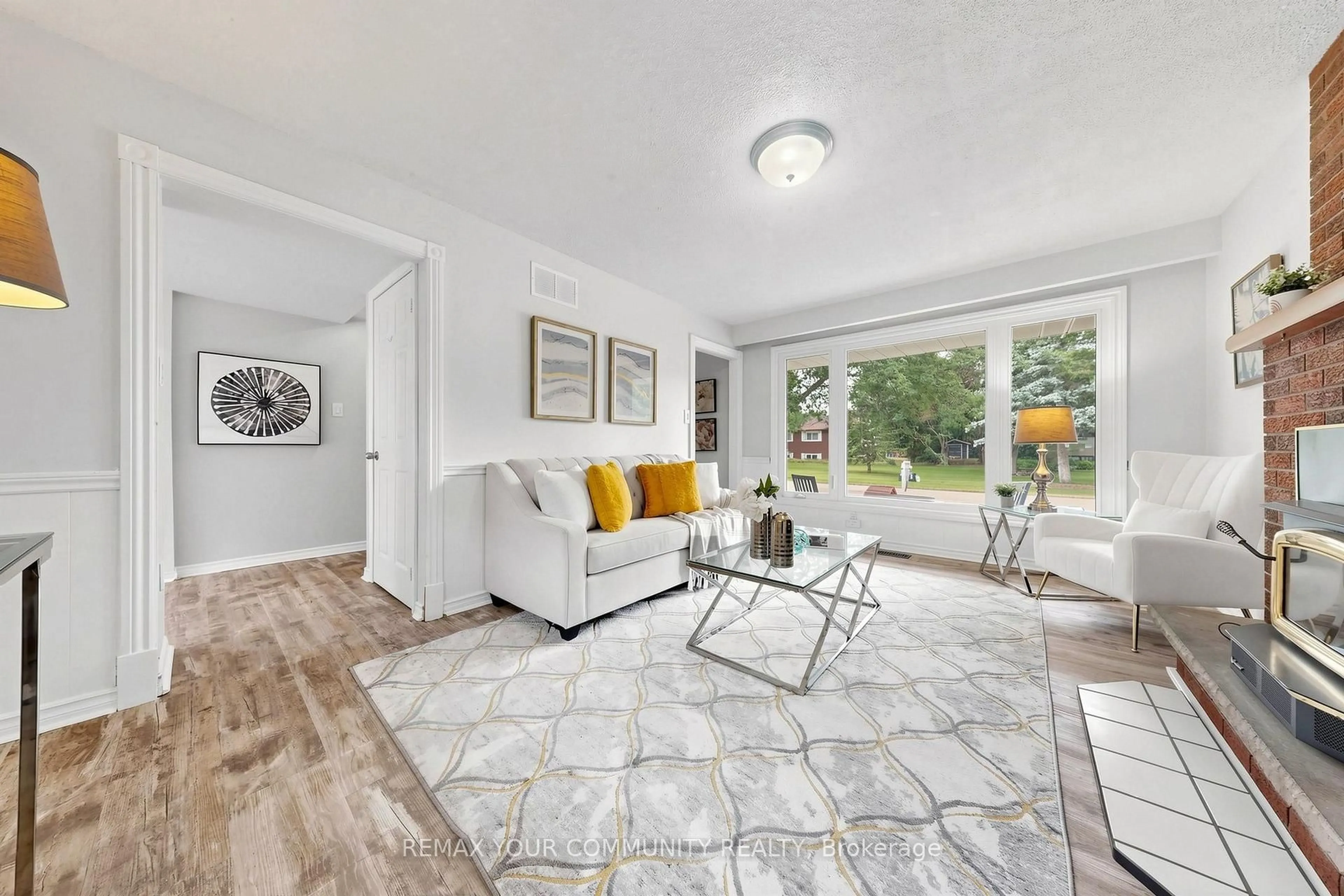 Living room with furniture, unknown for 16 Ramsay St, East Gwillimbury Ontario L9N 1G4
