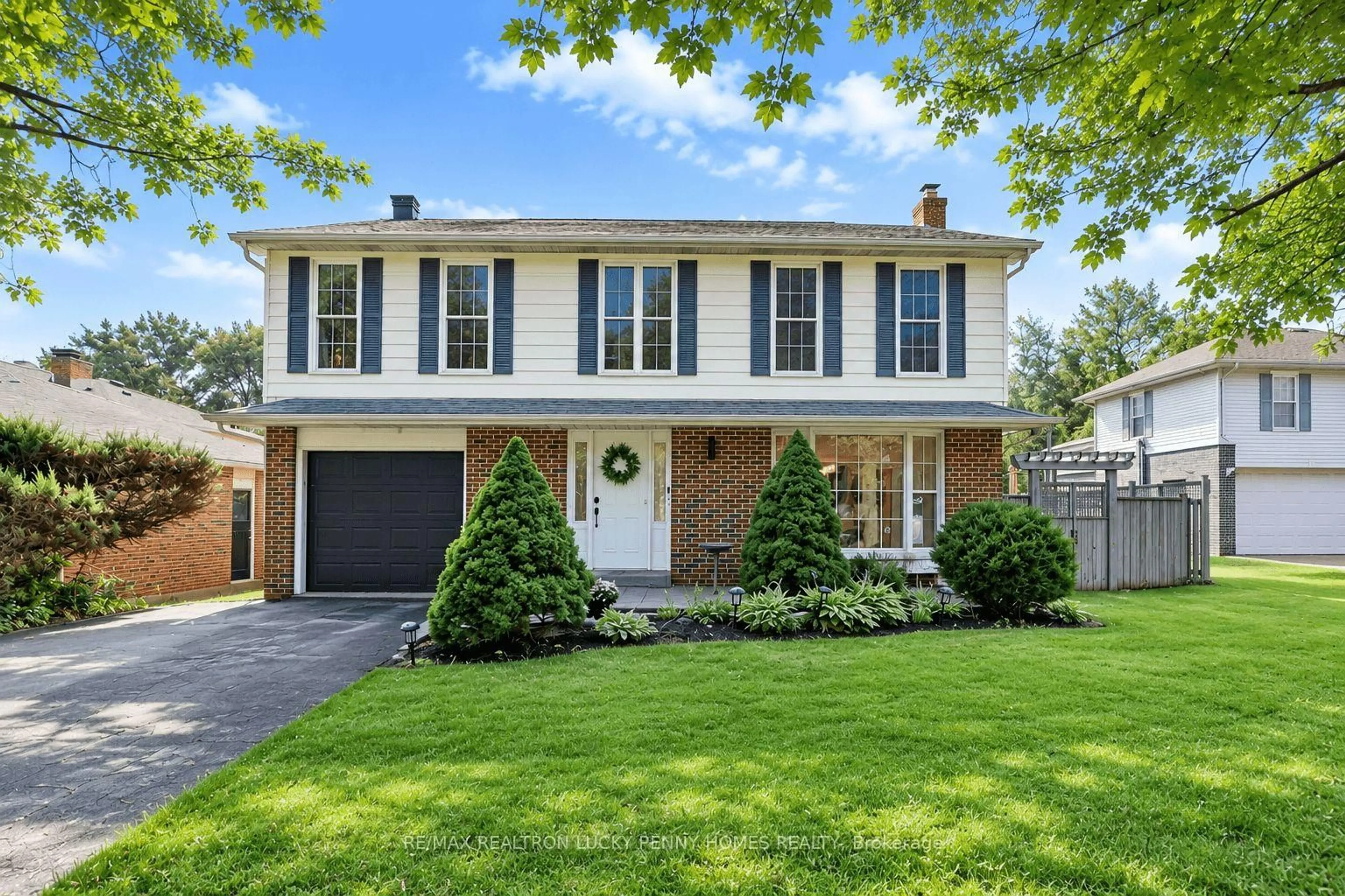 Home with vinyl exterior material, street for 38 Walkerton Dr, Markham Ontario L3P 1H8