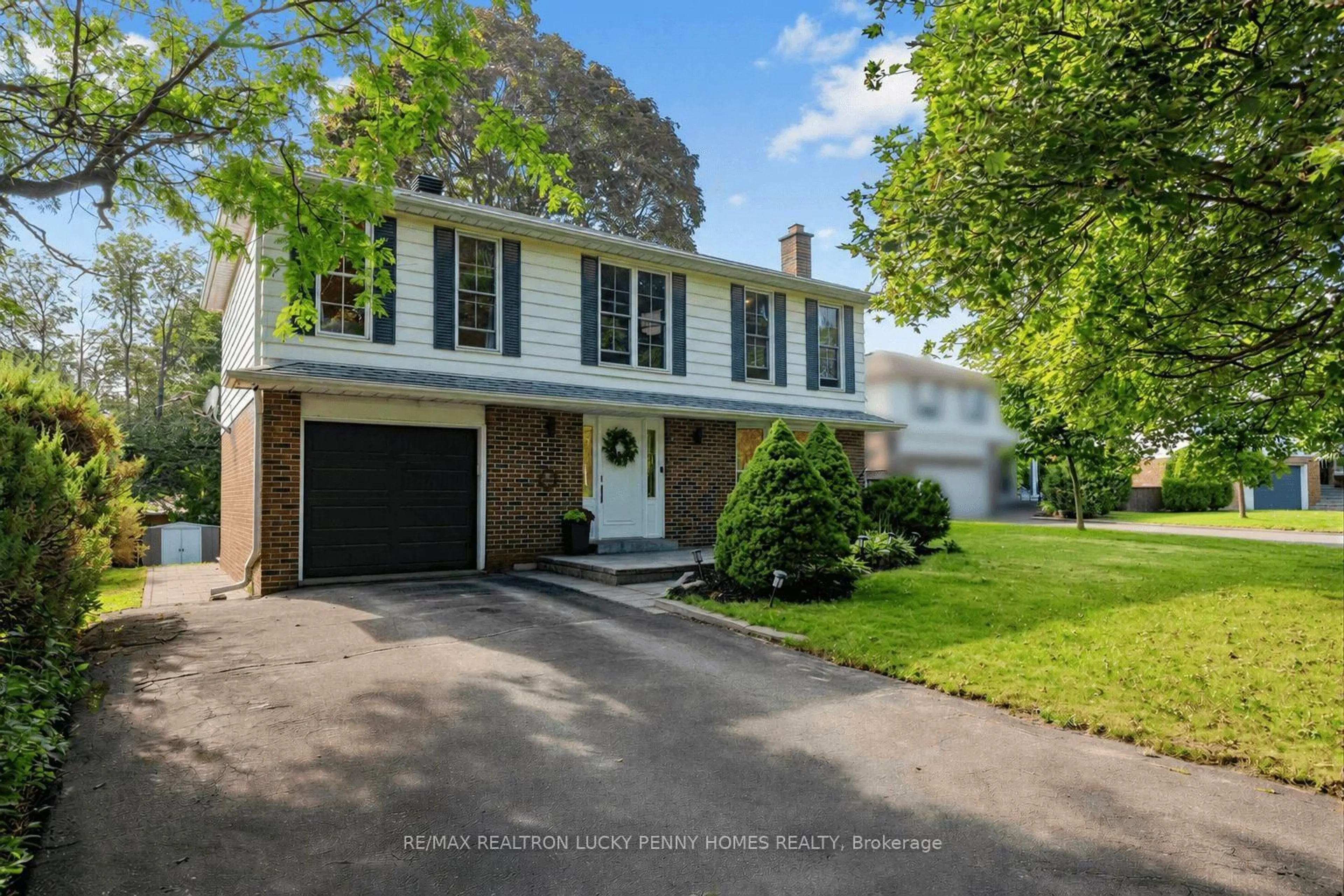 Home with vinyl exterior material, street for 38 Walkerton Dr, Markham Ontario L3P 1H8