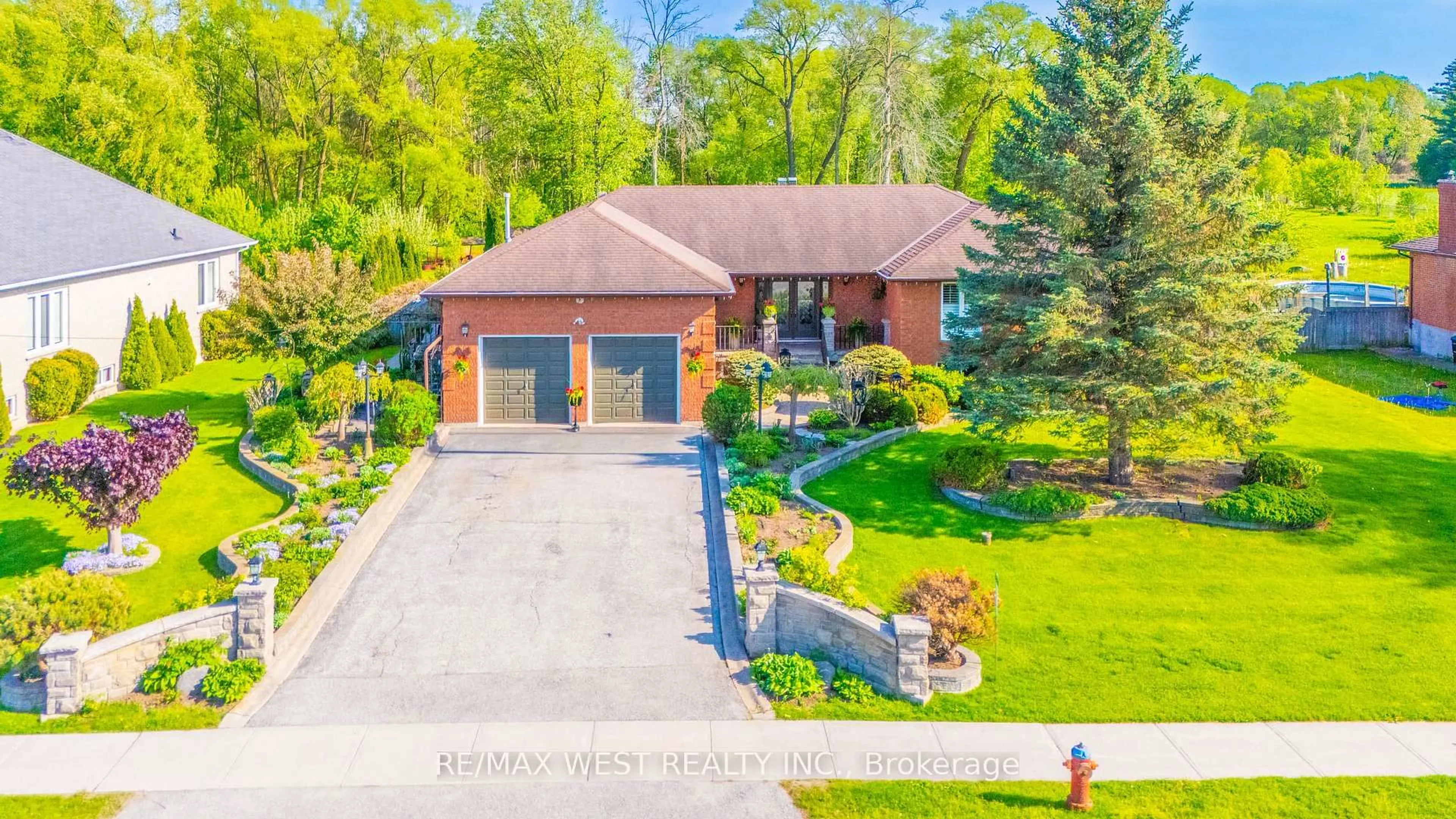 A pic from outside/outdoor area/front of a property/back of a property/a pic from drone, street for 2559 Line 6 Line, Bradford West Gwillimbury Ontario L3Z 2B2