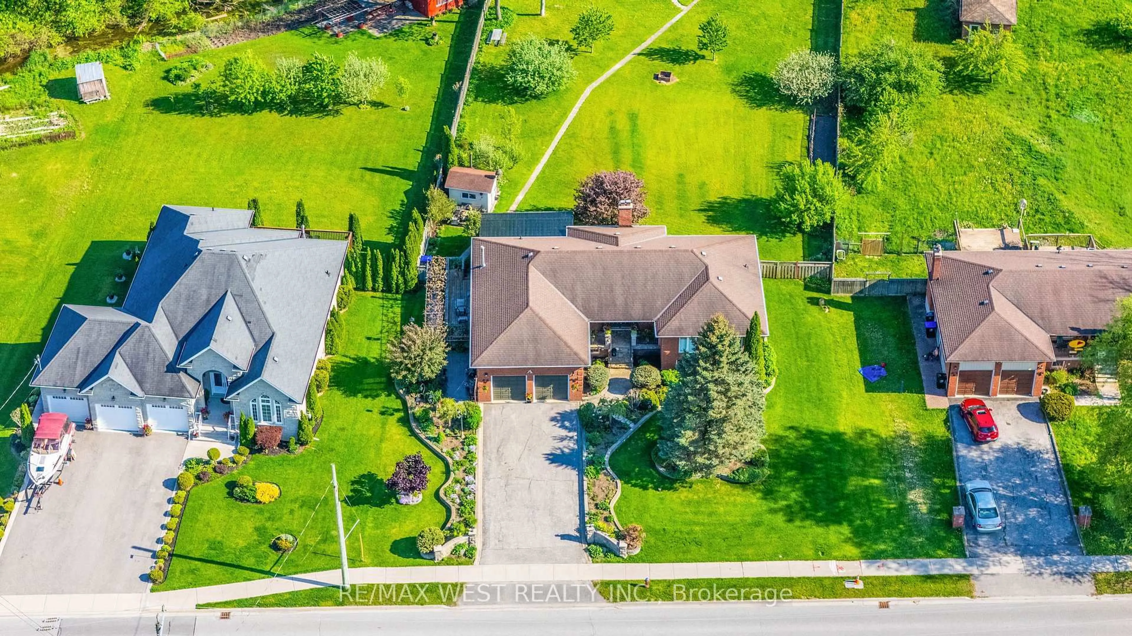 A pic from outside/outdoor area/front of a property/back of a property/a pic from drone, street for 2559 Line 6 Line, Bradford West Gwillimbury Ontario L3Z 2B2