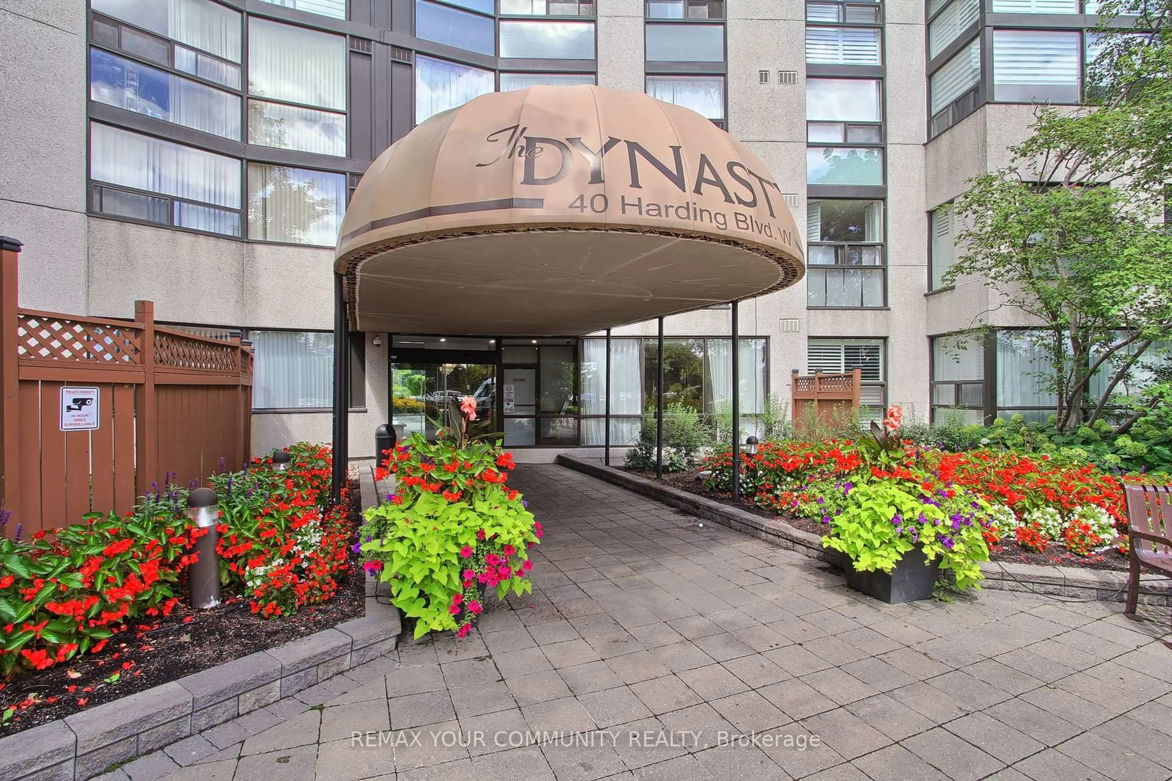 Indoor foyer for 40 Harding Blvd #1114, Richmond Hill Ontario L4C 9S5