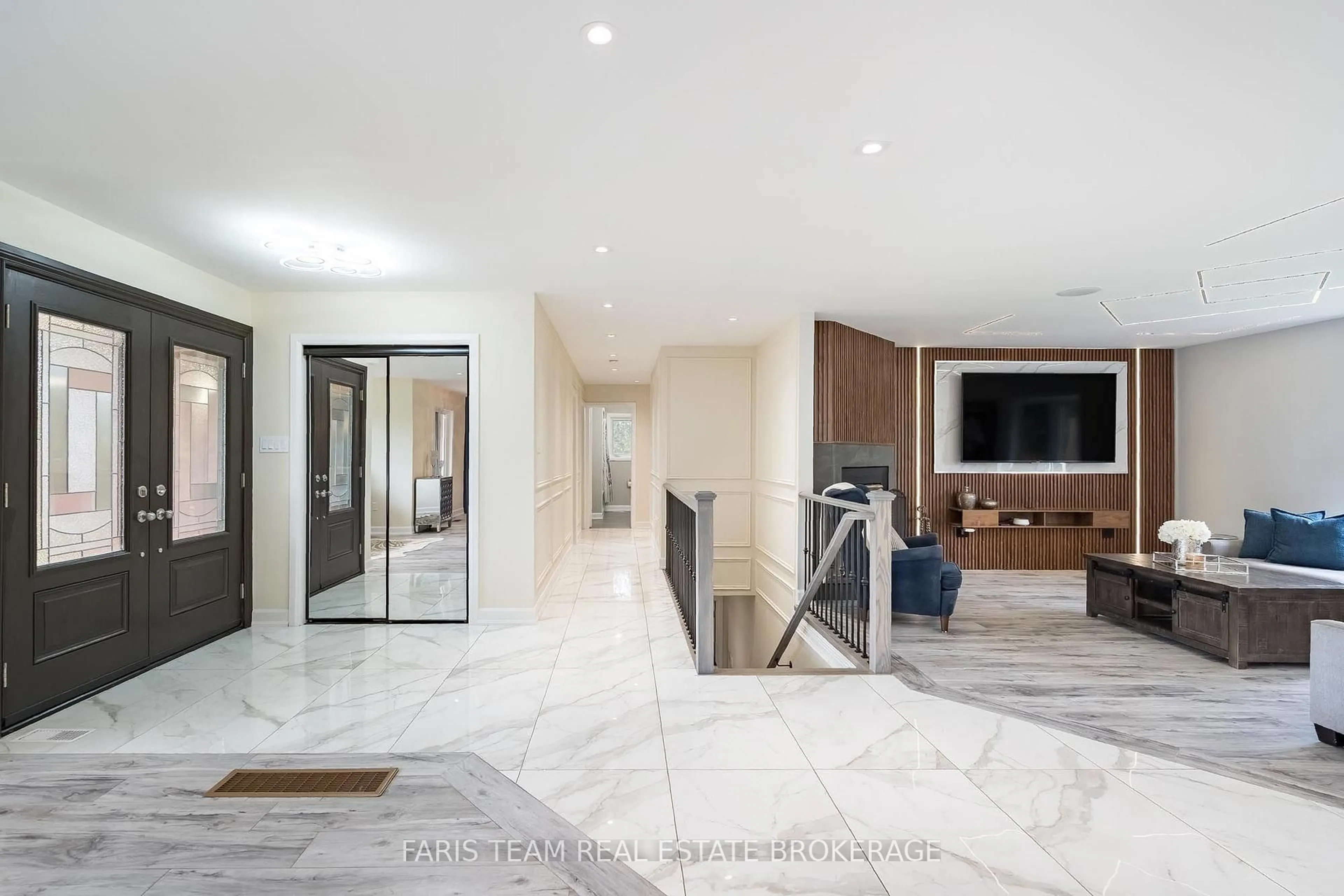 Indoor foyer for 5584 6th Line, New Tecumseth Ontario L0G 1W0