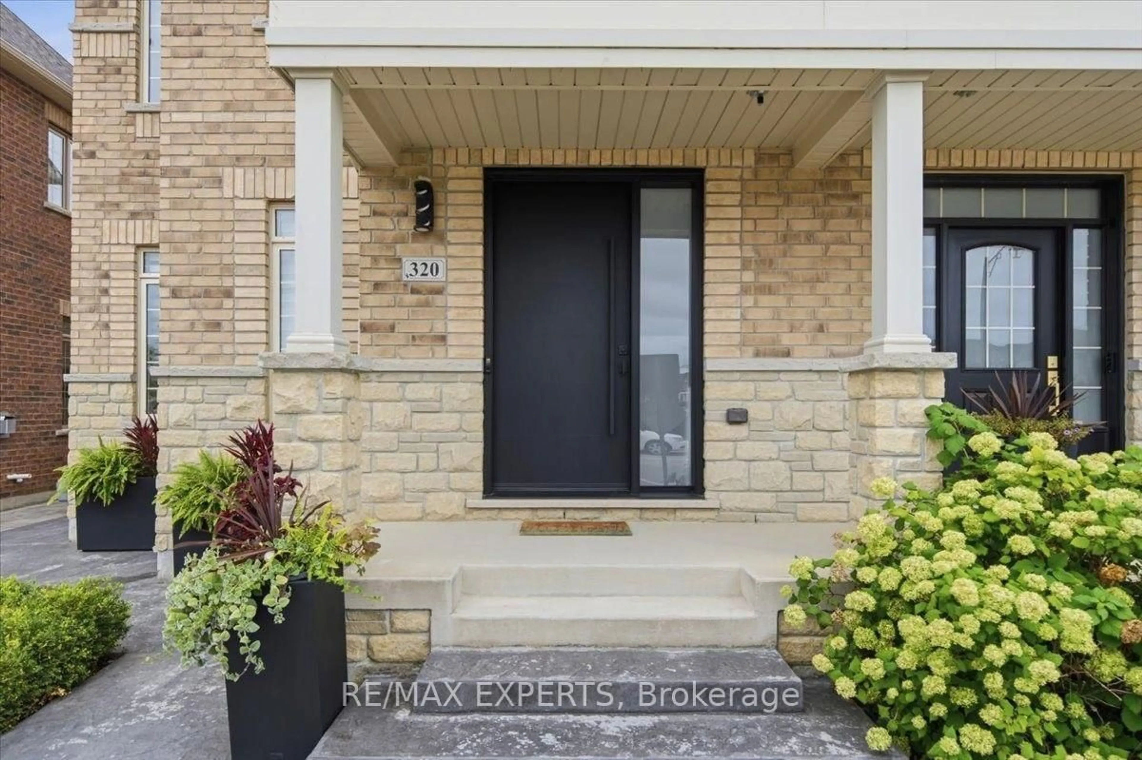 Indoor entryway for 320 Barons St, Vaughan Ontario L4H 4H4