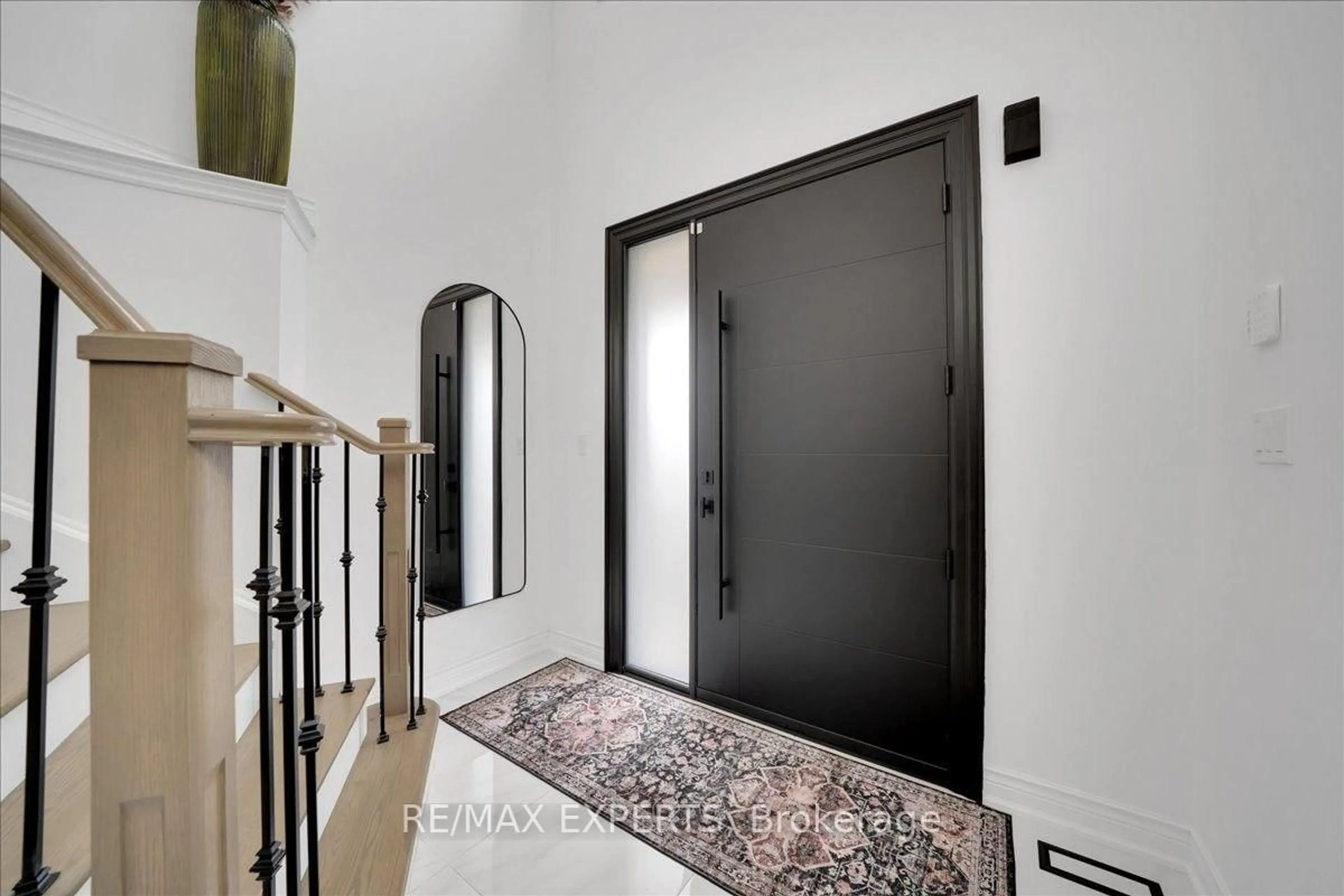 Indoor entryway for 320 Barons St, Vaughan Ontario L4H 4H4