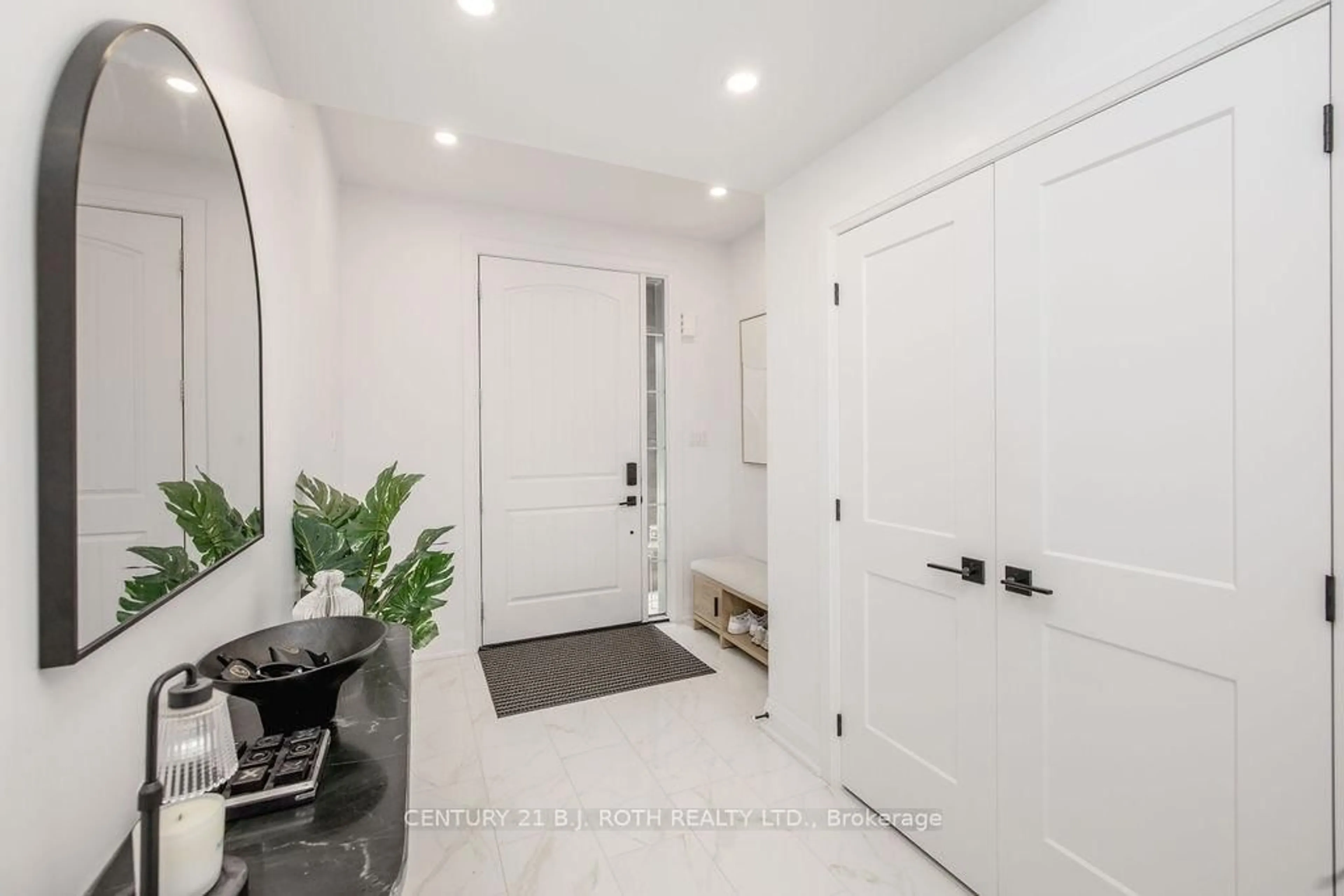 Indoor entryway for 34 Kiernan Cres, New Tecumseth Ontario L9R 0V3