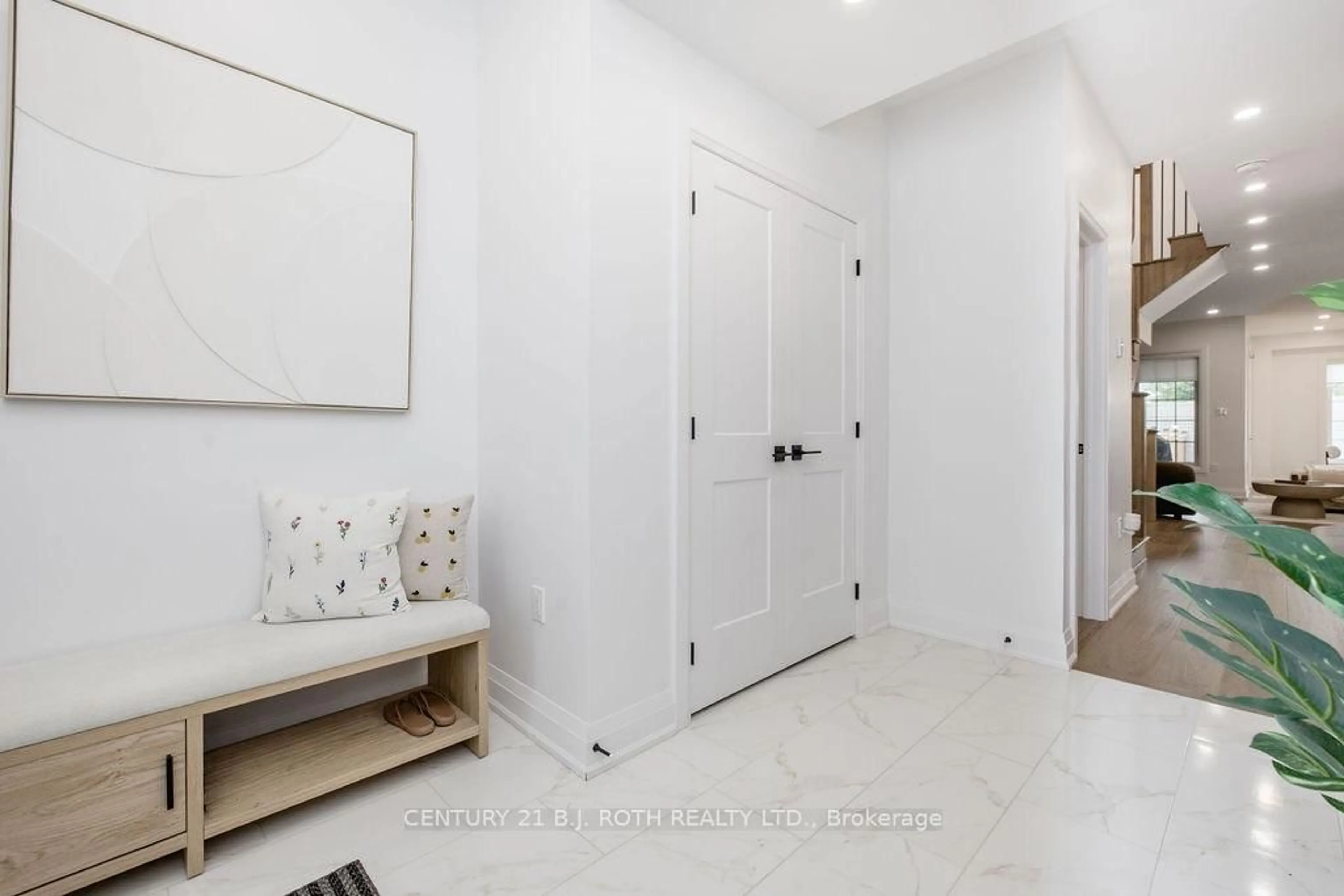 Indoor entryway for 34 Kiernan Cres, New Tecumseth Ontario L9R 0V3
