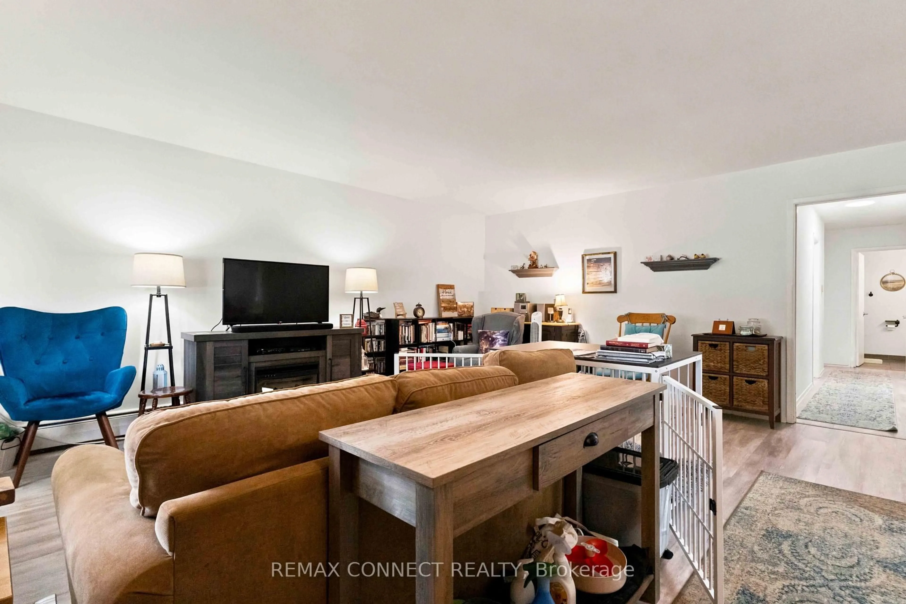 Living room with furniture, unknown for 322 Andrew St, Newmarket Ontario L3Y 1H3