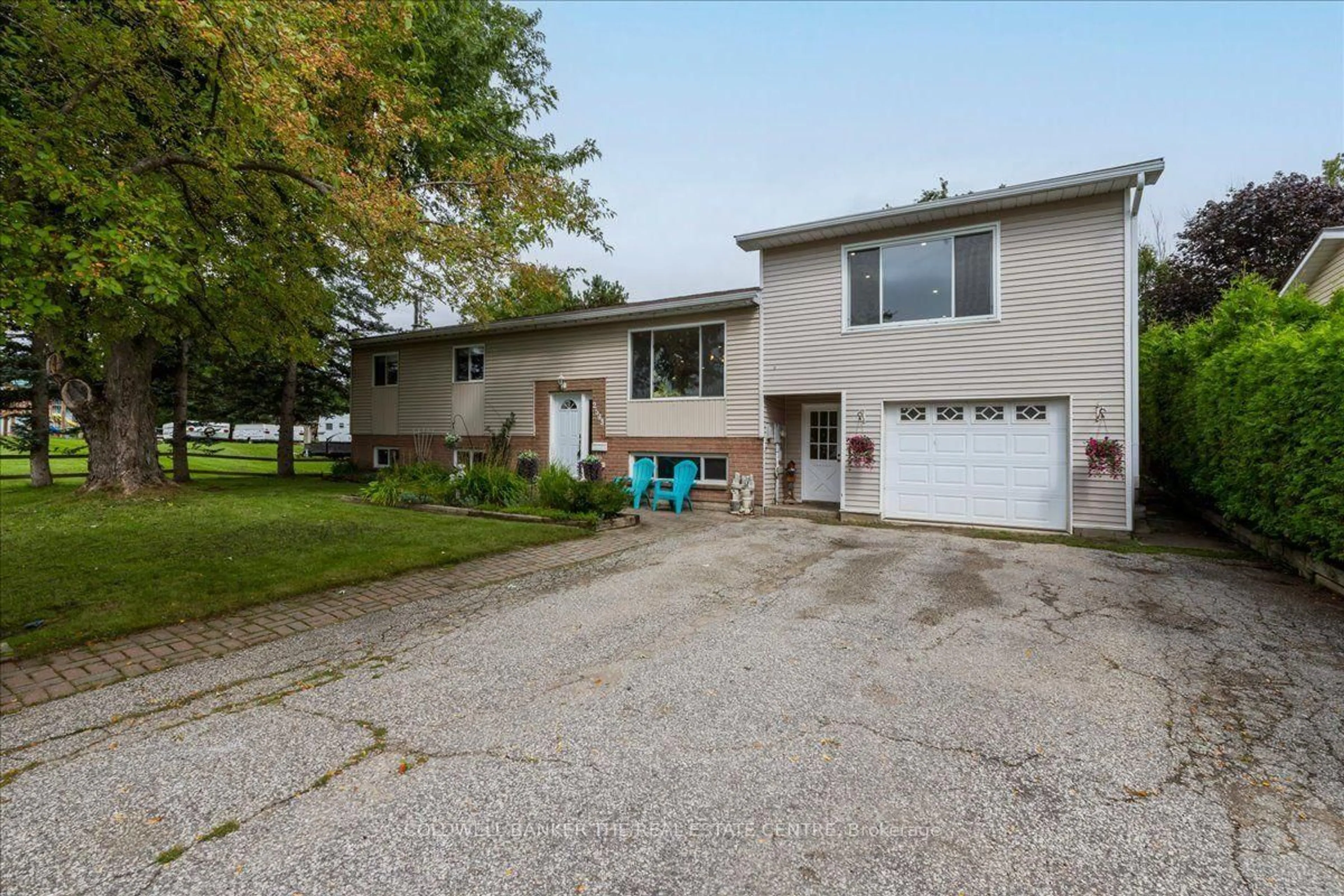 A pic from outside/outdoor area/front of a property/back of a property/a pic from drone, street for 2593 Lawrence Ave, Innisfil Ontario L9S 1C7