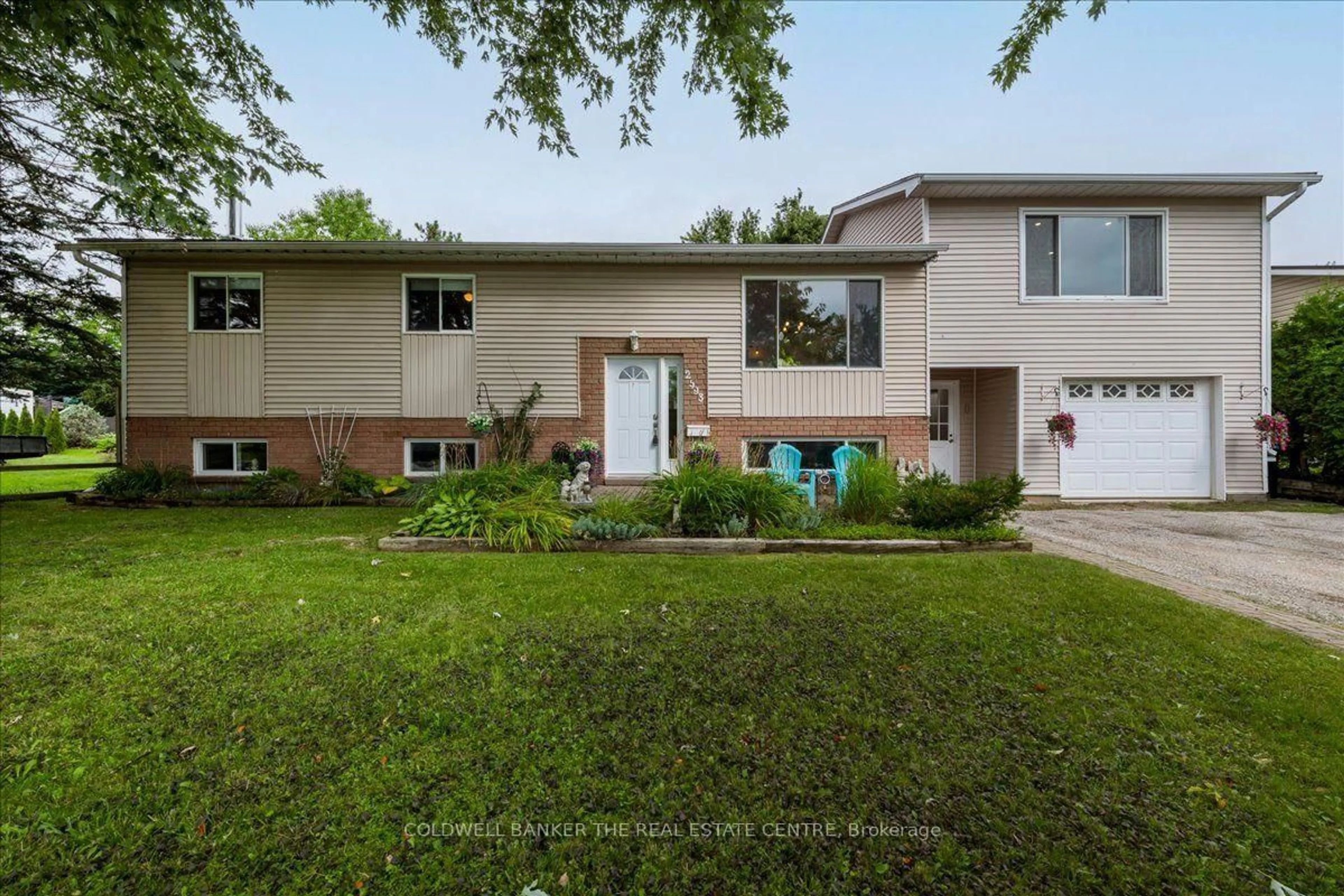 Home with vinyl exterior material, street for 2593 Lawrence Ave, Innisfil Ontario L9S 1C7