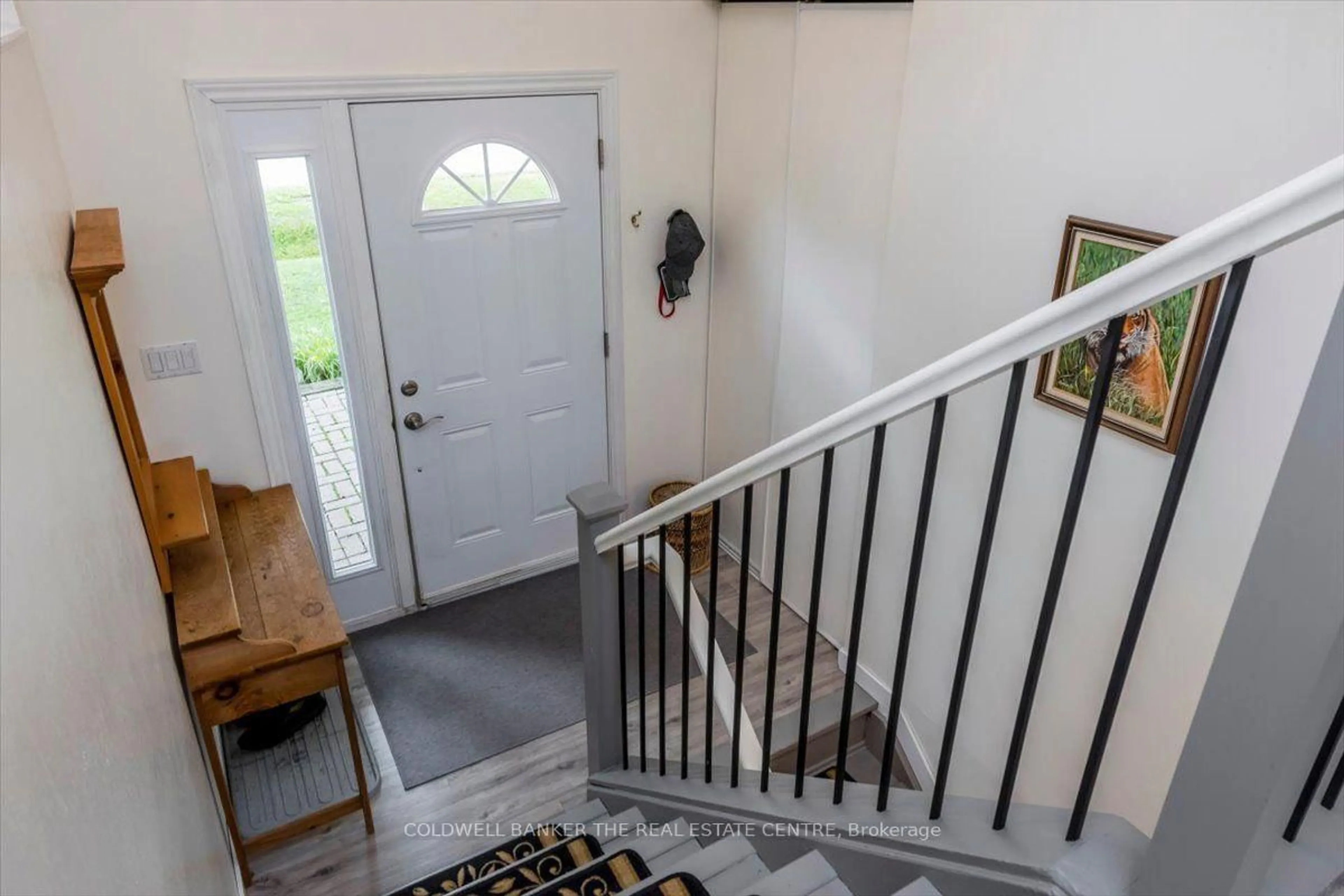 Indoor entryway for 2593 Lawrence Ave, Innisfil Ontario L9S 1C7