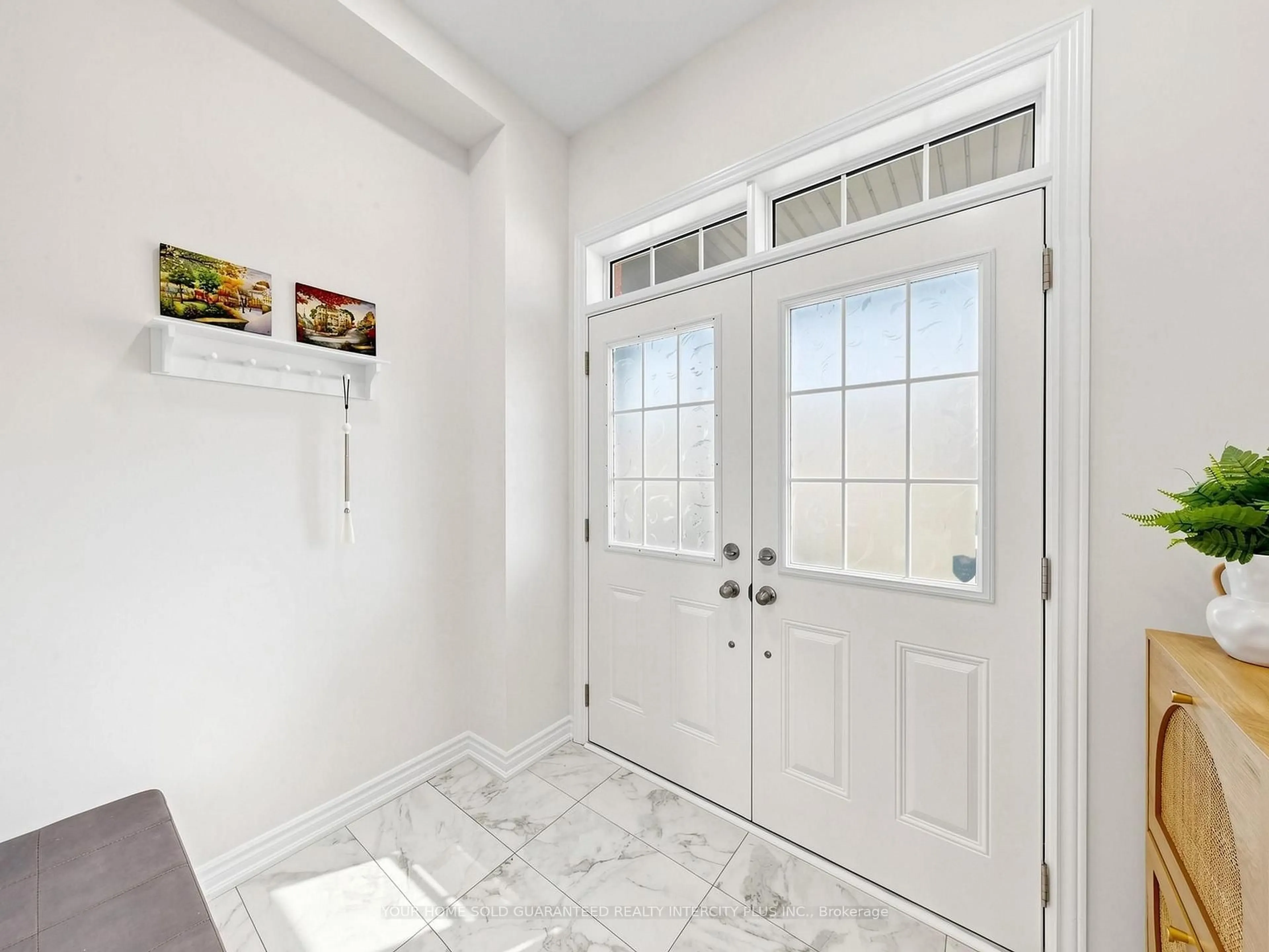 Indoor entryway for 2183 Lozenby St, Innisfil Ontario L9S 0M9
