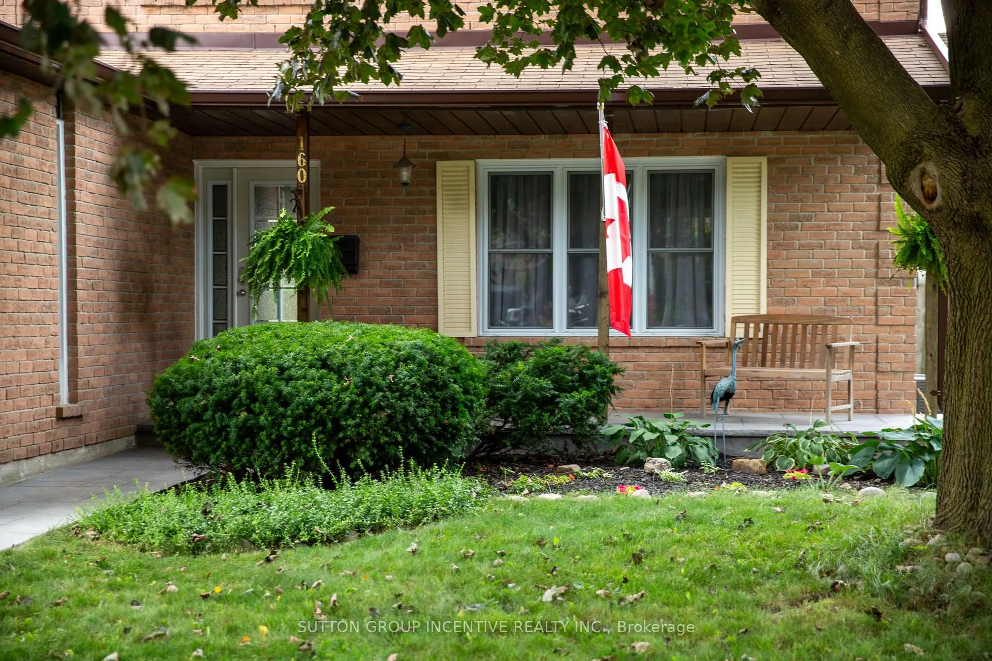 Patio, street for 160 Walton Dr, Aurora Ontario L4G 3R8