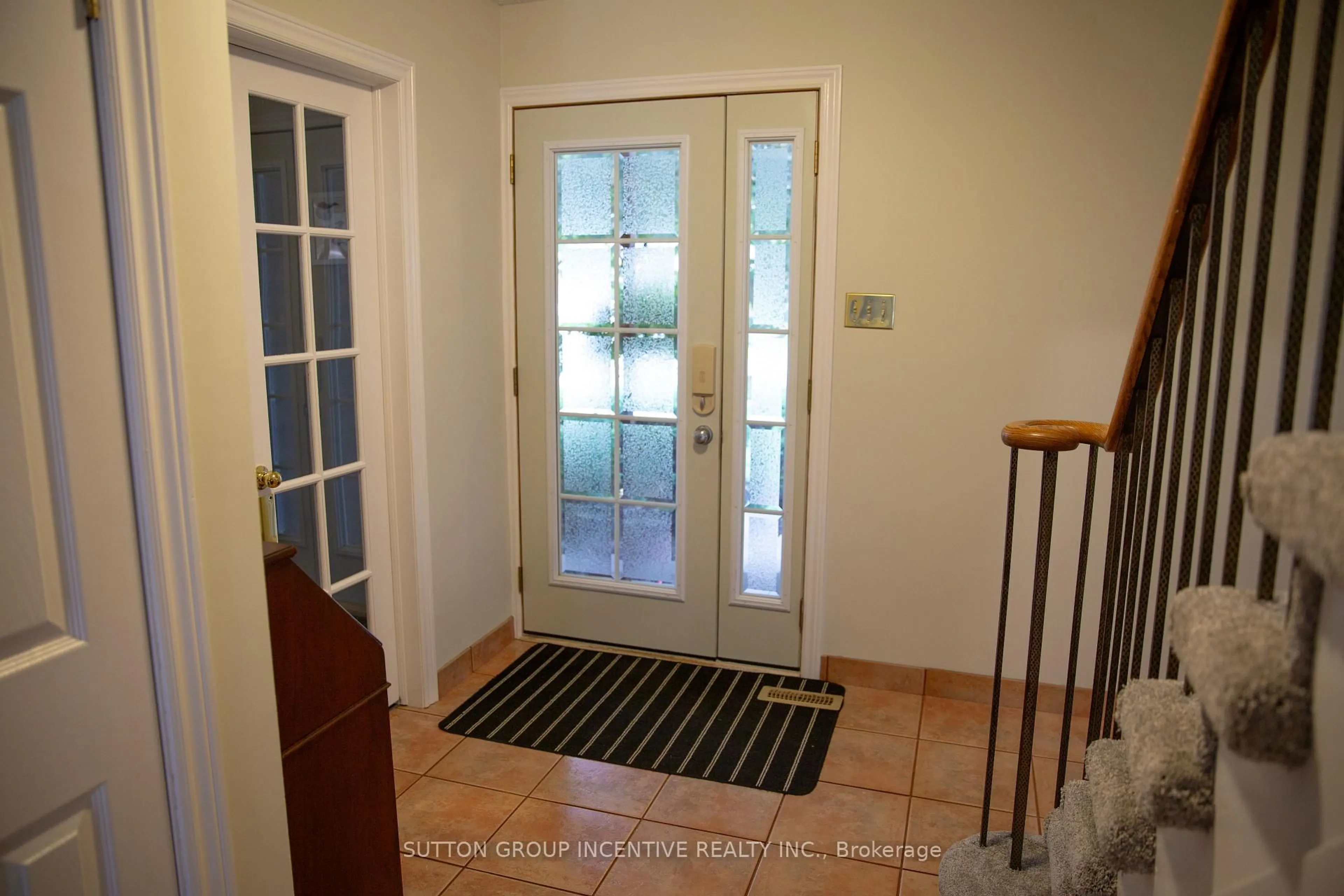 Indoor entryway for 160 Walton Dr, Aurora Ontario L4G 3R8
