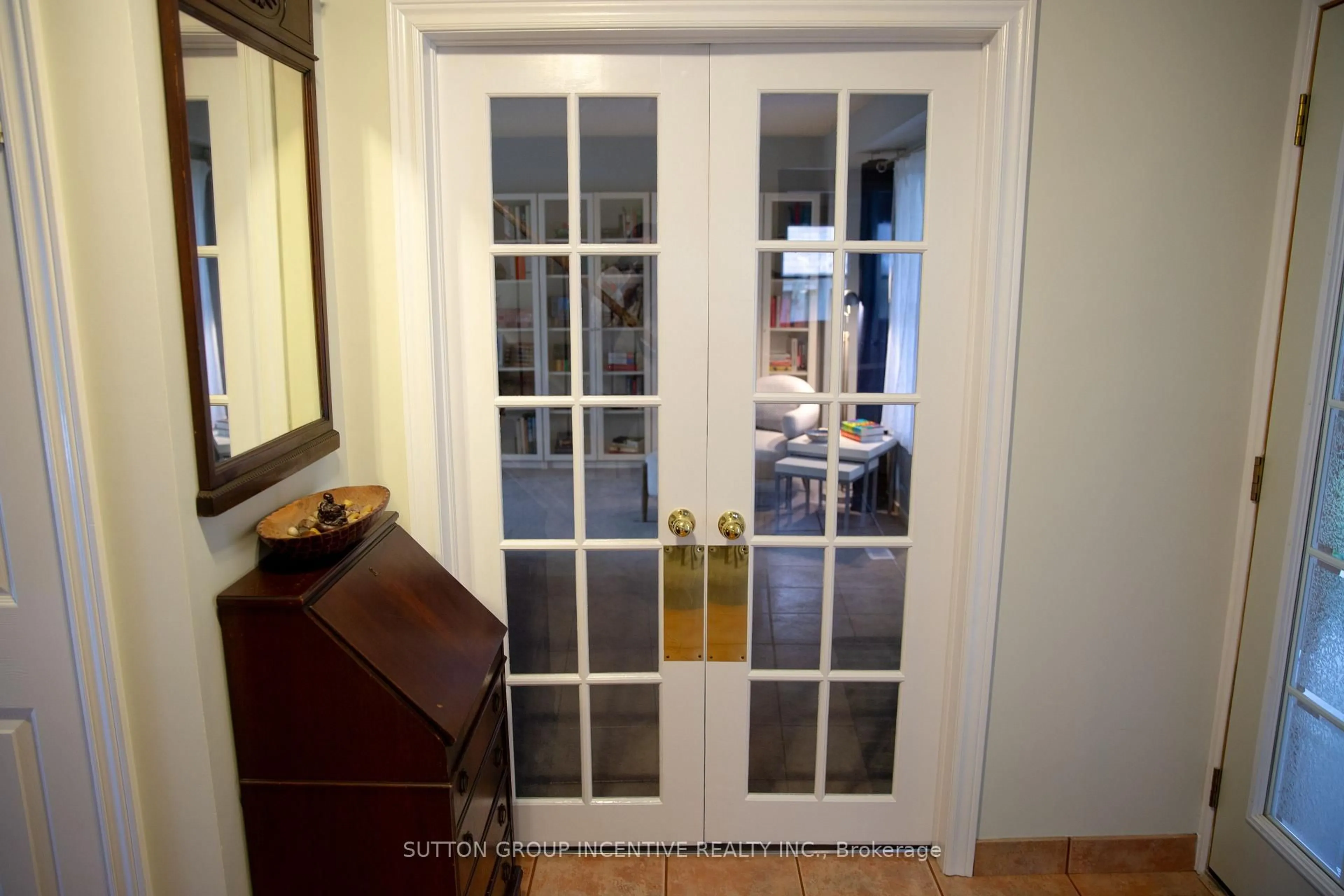 Indoor entryway for 160 Walton Dr, Aurora Ontario L4G 3R8