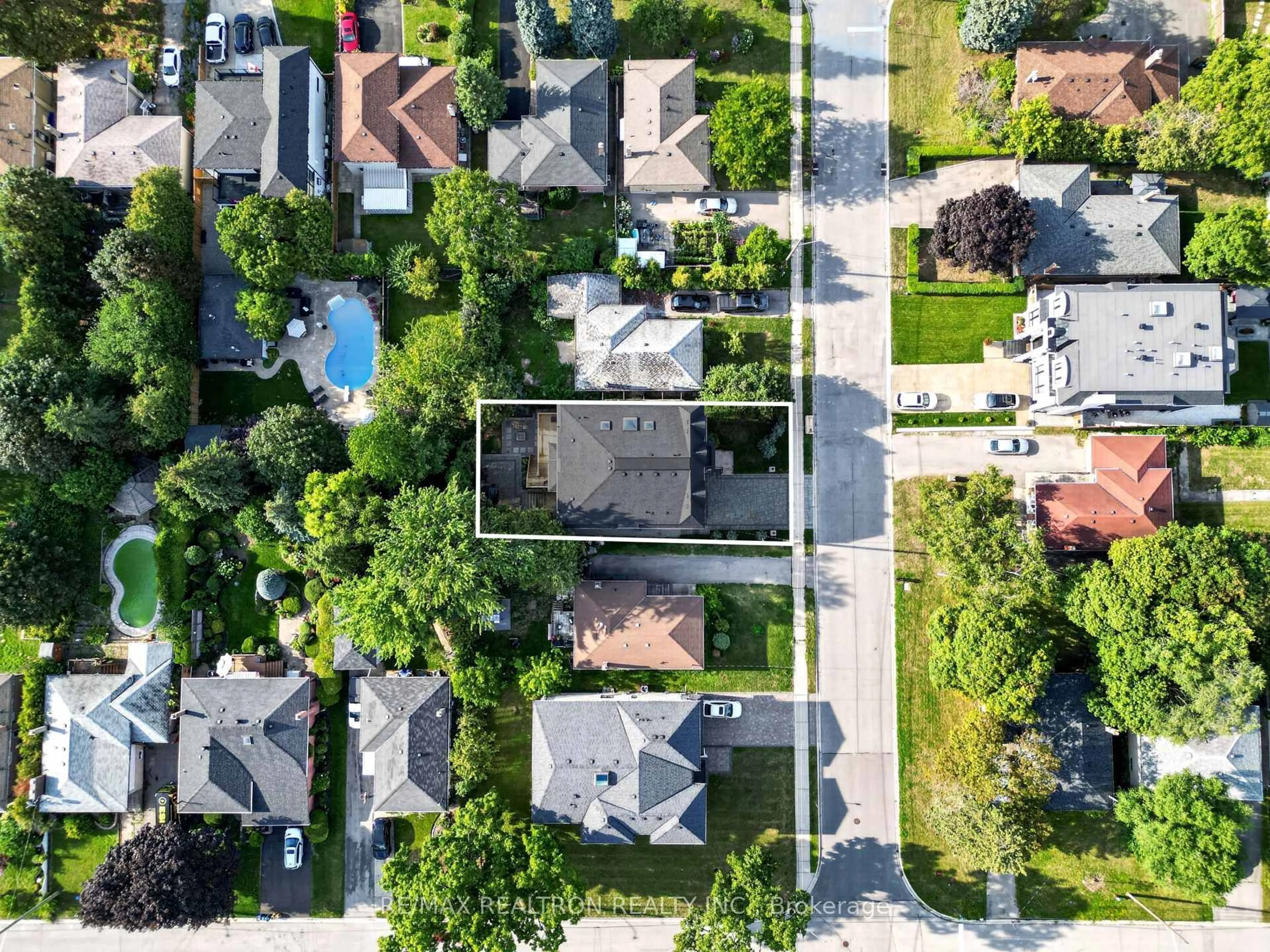 A pic from outside/outdoor area/front of a property/back of a property/a pic from drone, street for 212 Sussex Ave, Richmond Hill Ontario L4C 2G2