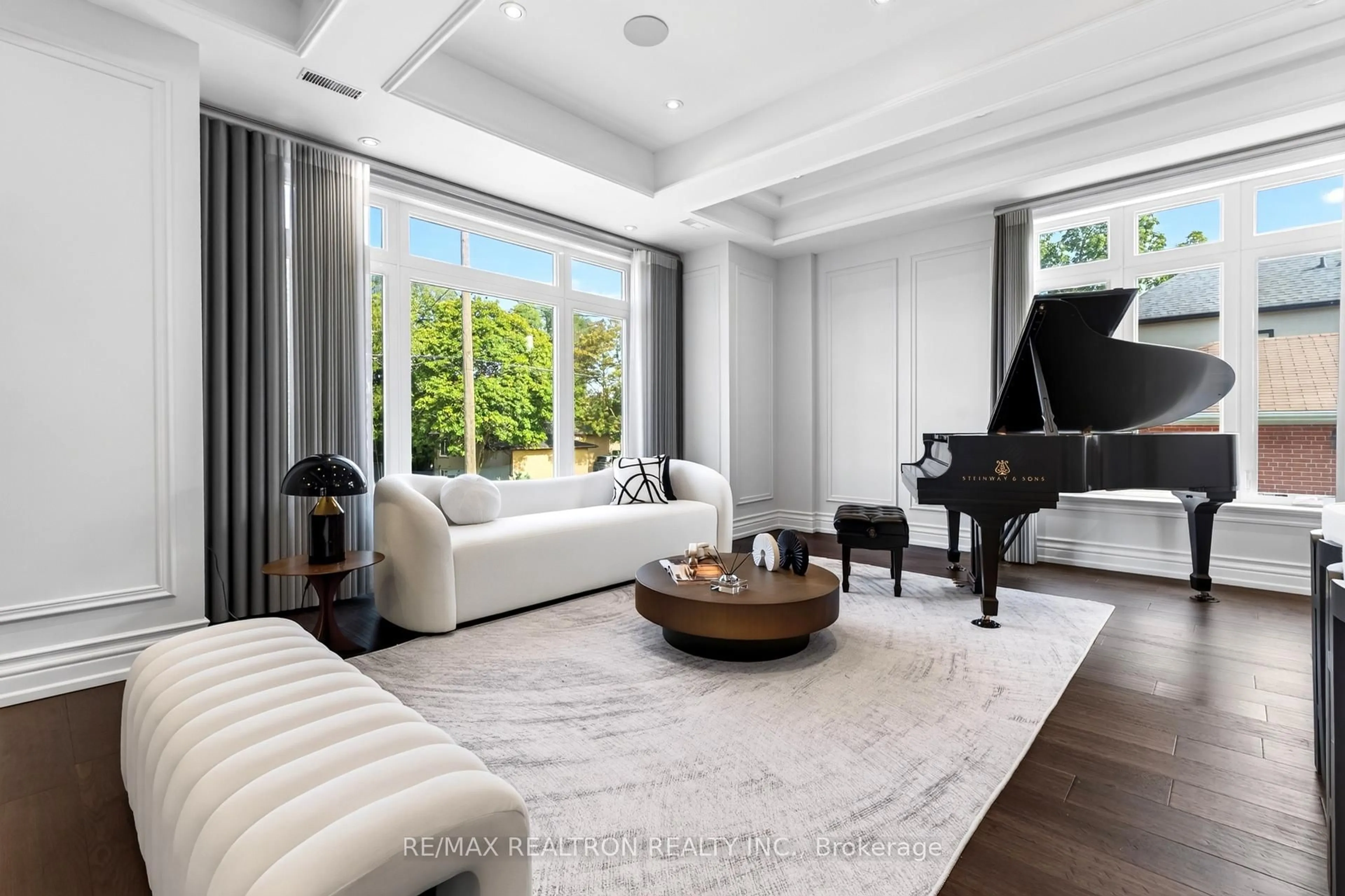 Living room with furniture, unknown for 212 Sussex Ave, Richmond Hill Ontario L4C 2G2