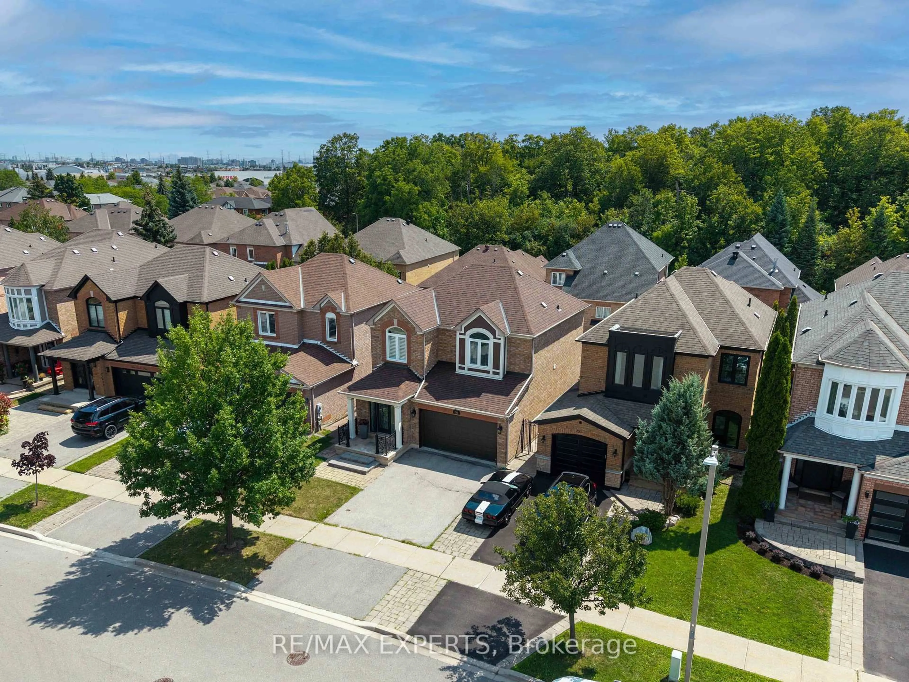 A pic from outside/outdoor area/front of a property/back of a property/a pic from drone, street for 255 Matthew Dr, Vaughan Ontario L4L 9B4